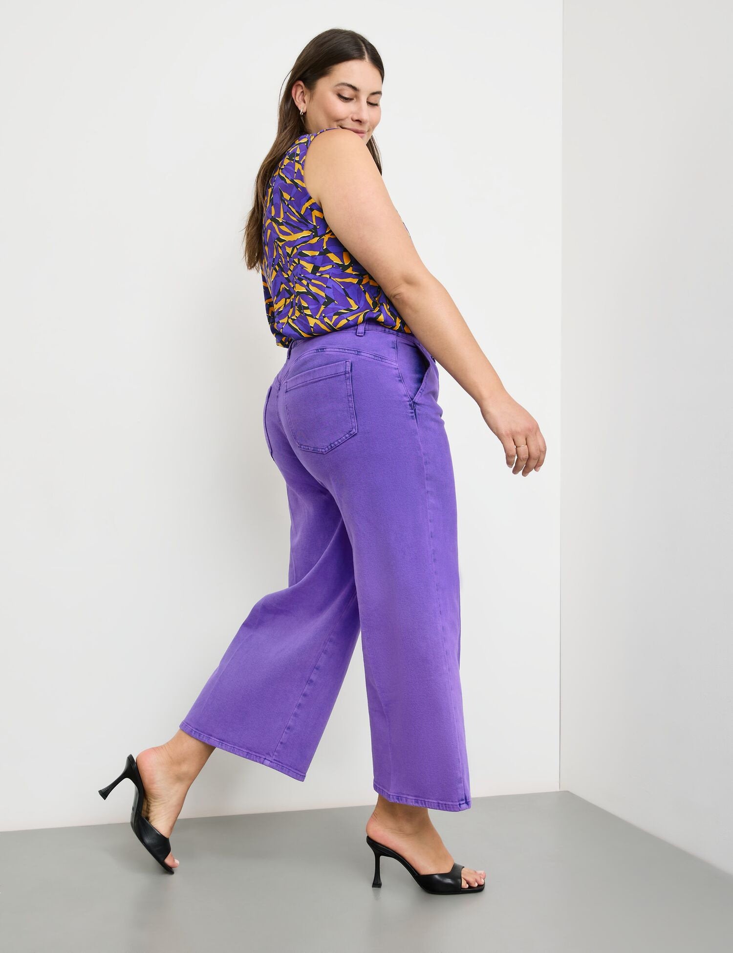 Lotta 7/8-Length Jeans With A Wide Leg_520504-21102_3481_05