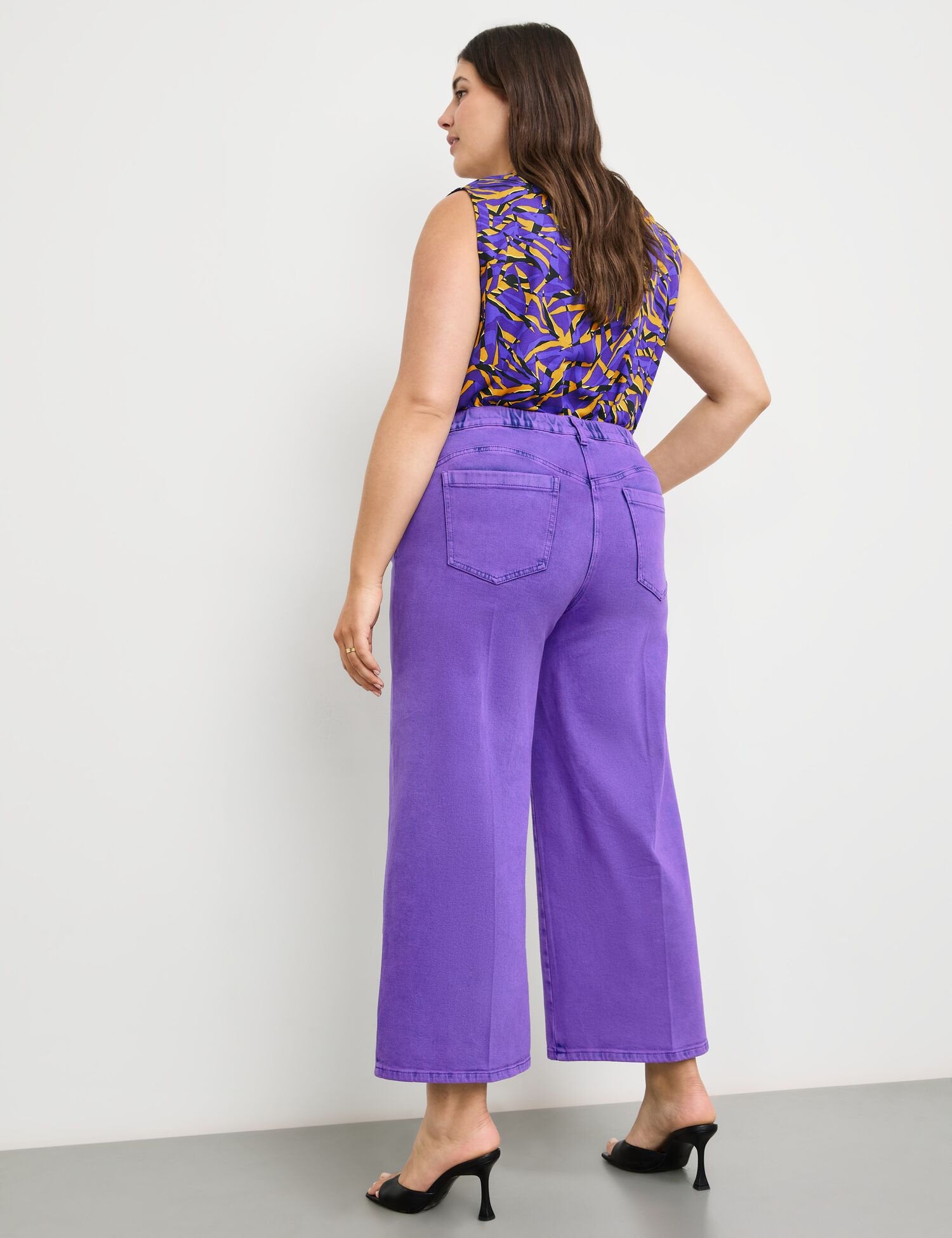 Lotta 7/8-Length Jeans With A Wide Leg_520504-21102_3481_06