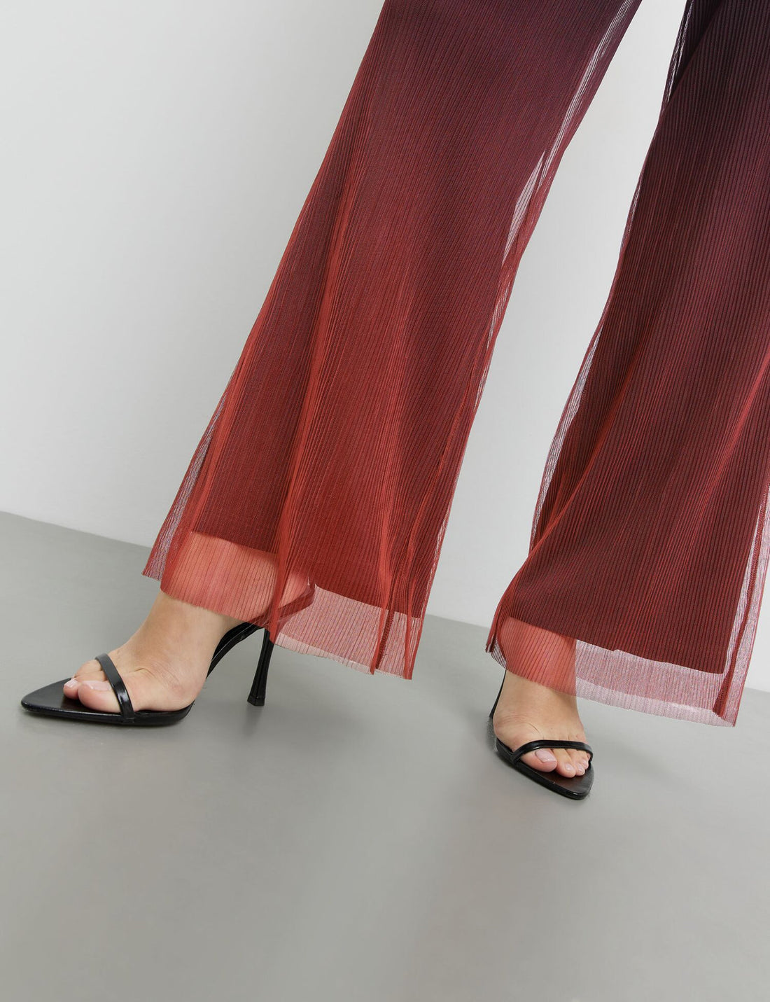 Pleated Trousers With Colour Graduation_521302-16237_1102_02