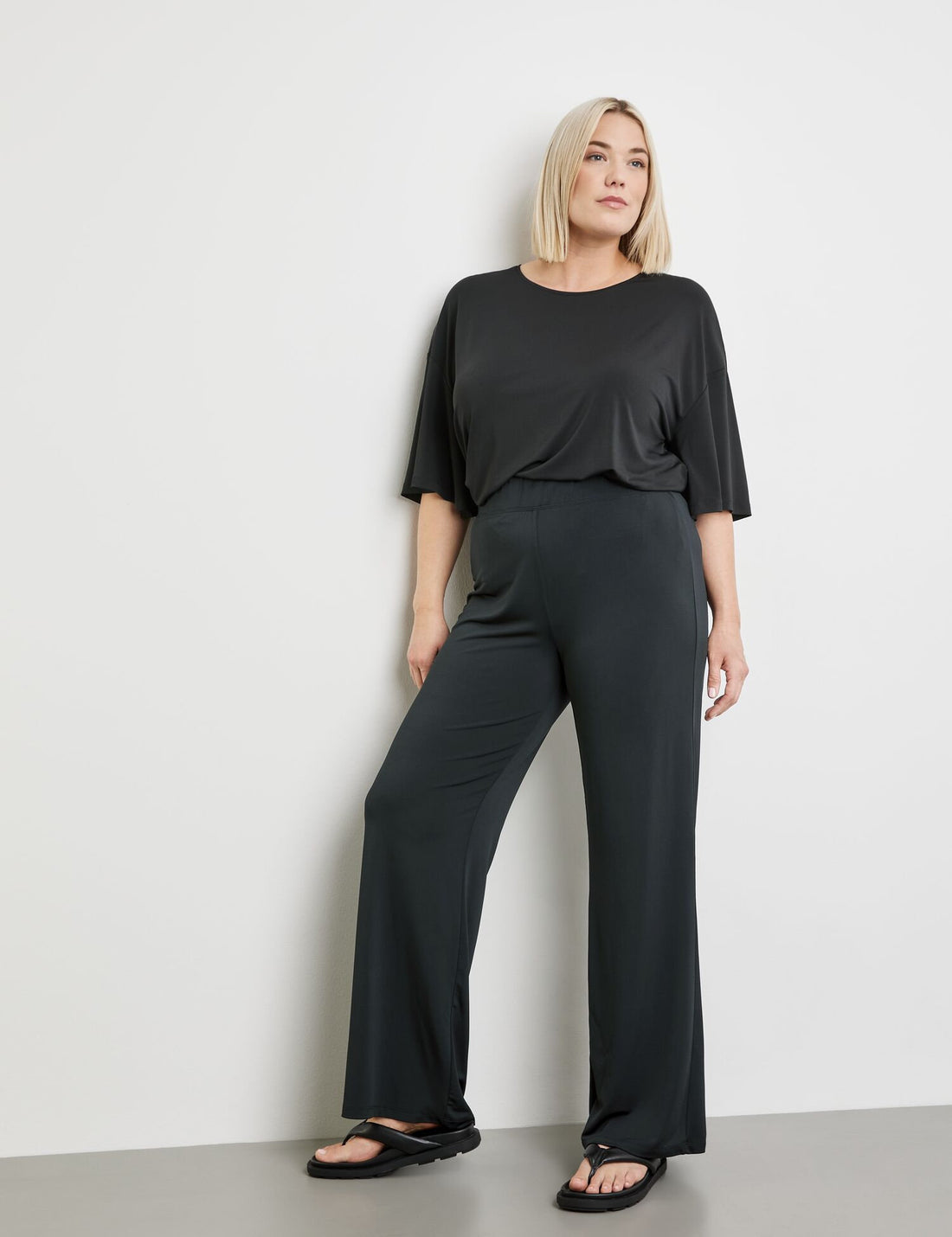 Wide Trousers Made Of Fine Slinky Jersey_521504-26448_1100_01