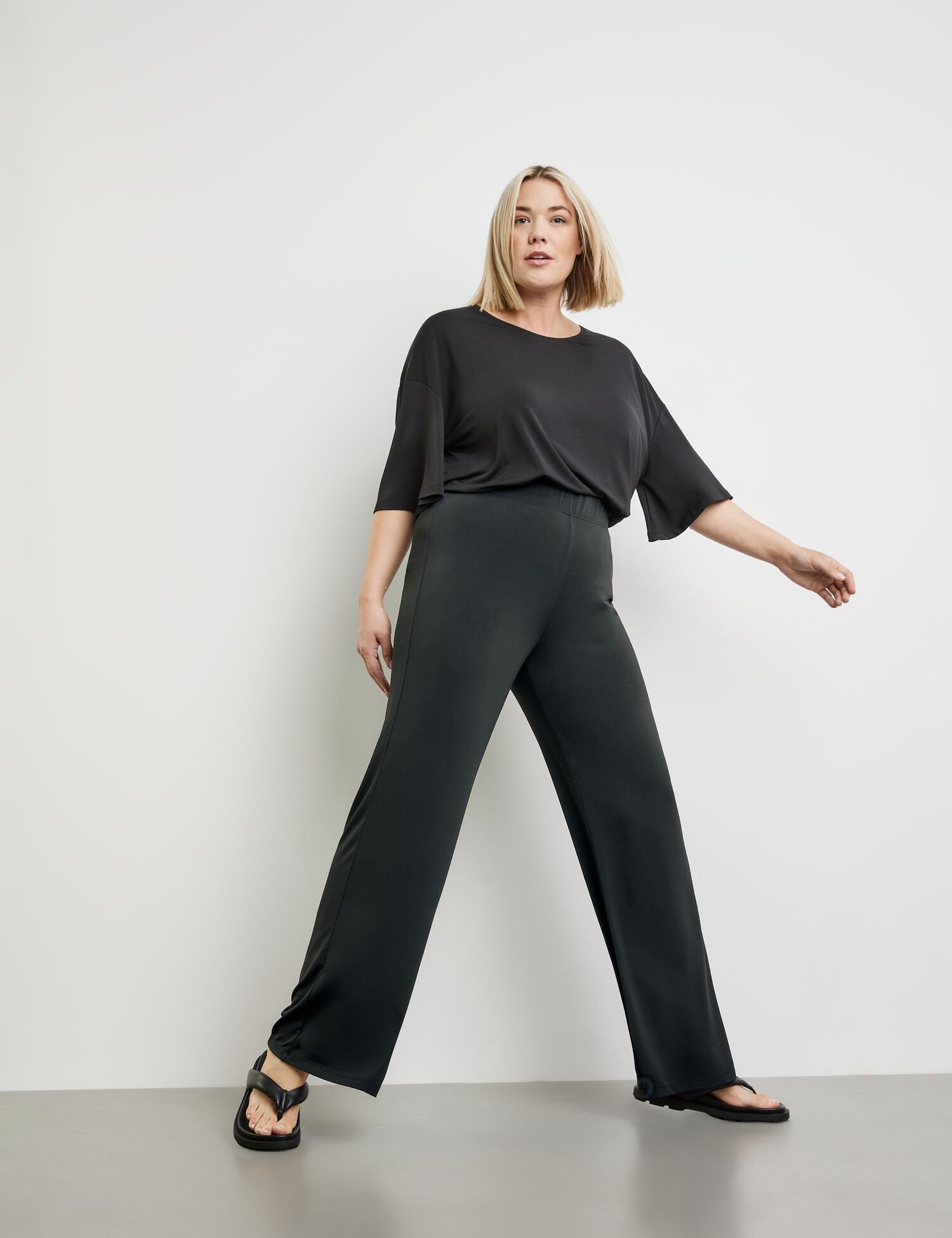 Wide Trousers Made Of Fine Slinky Jersey_521504-26448_1100_05