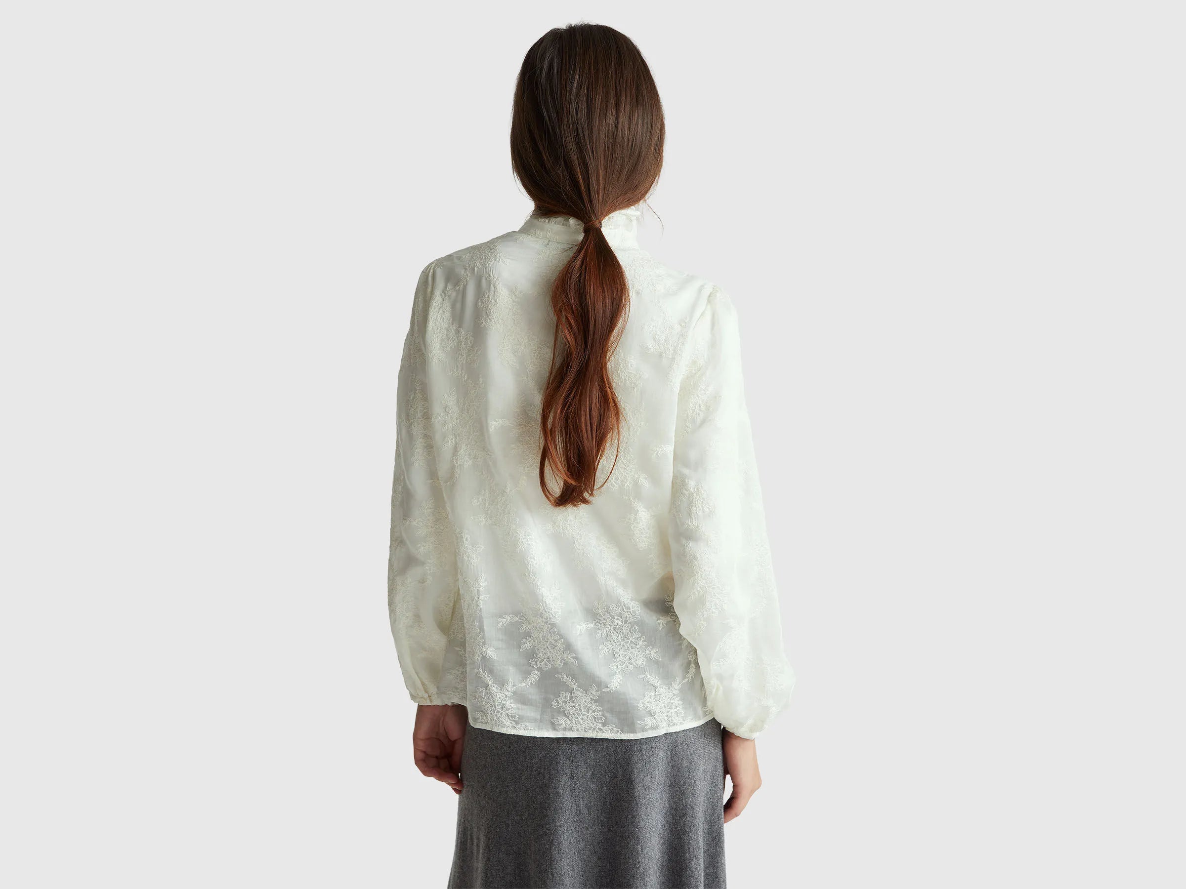 Benetton_Creamy White_Embroidered Blouse with Ruffled Collar_52WNDQ0CQ_901_02