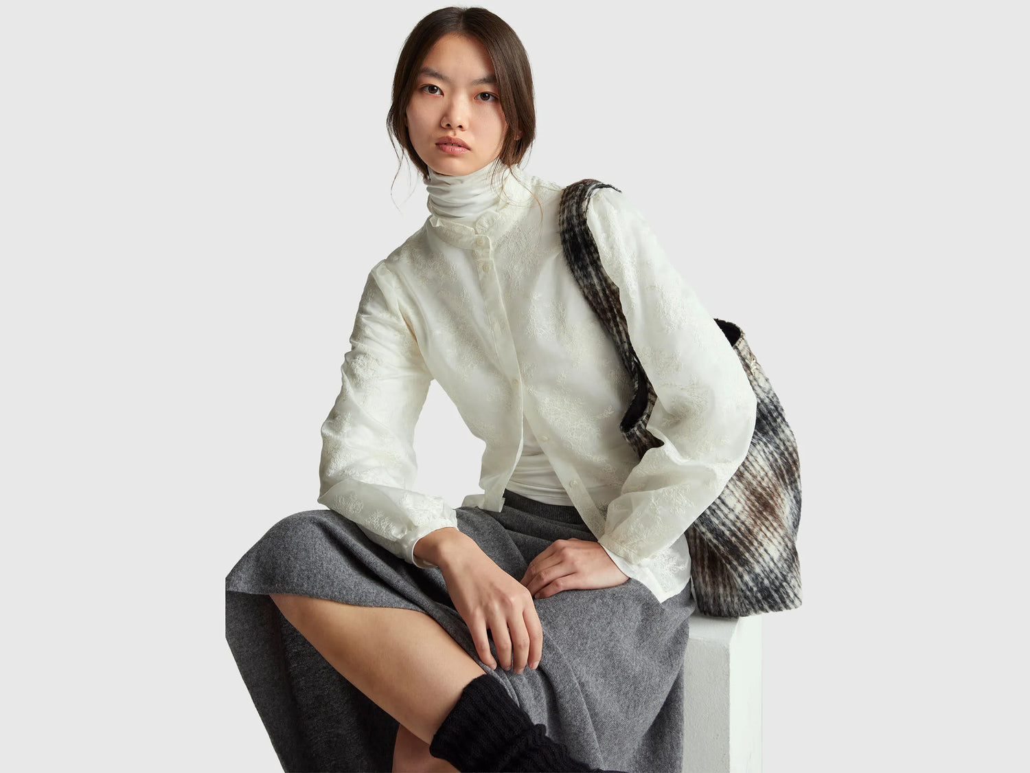 Benetton_Creamy White_Embroidered Blouse with Ruffled Collar_52WNDQ0CQ_901_03