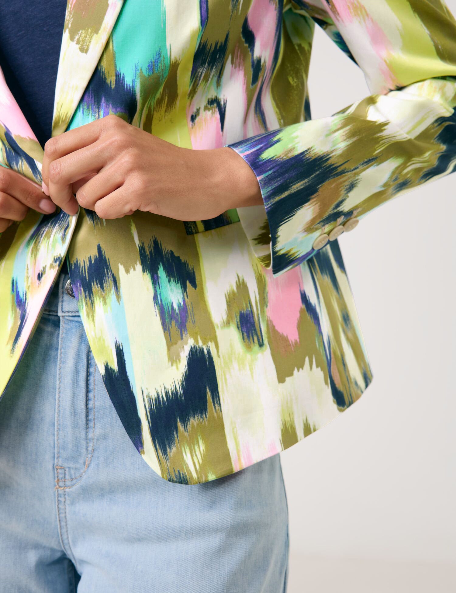 Gerry Weber_Fashionable Blazer with an All-Over Pattern_530027-31515_9036_04