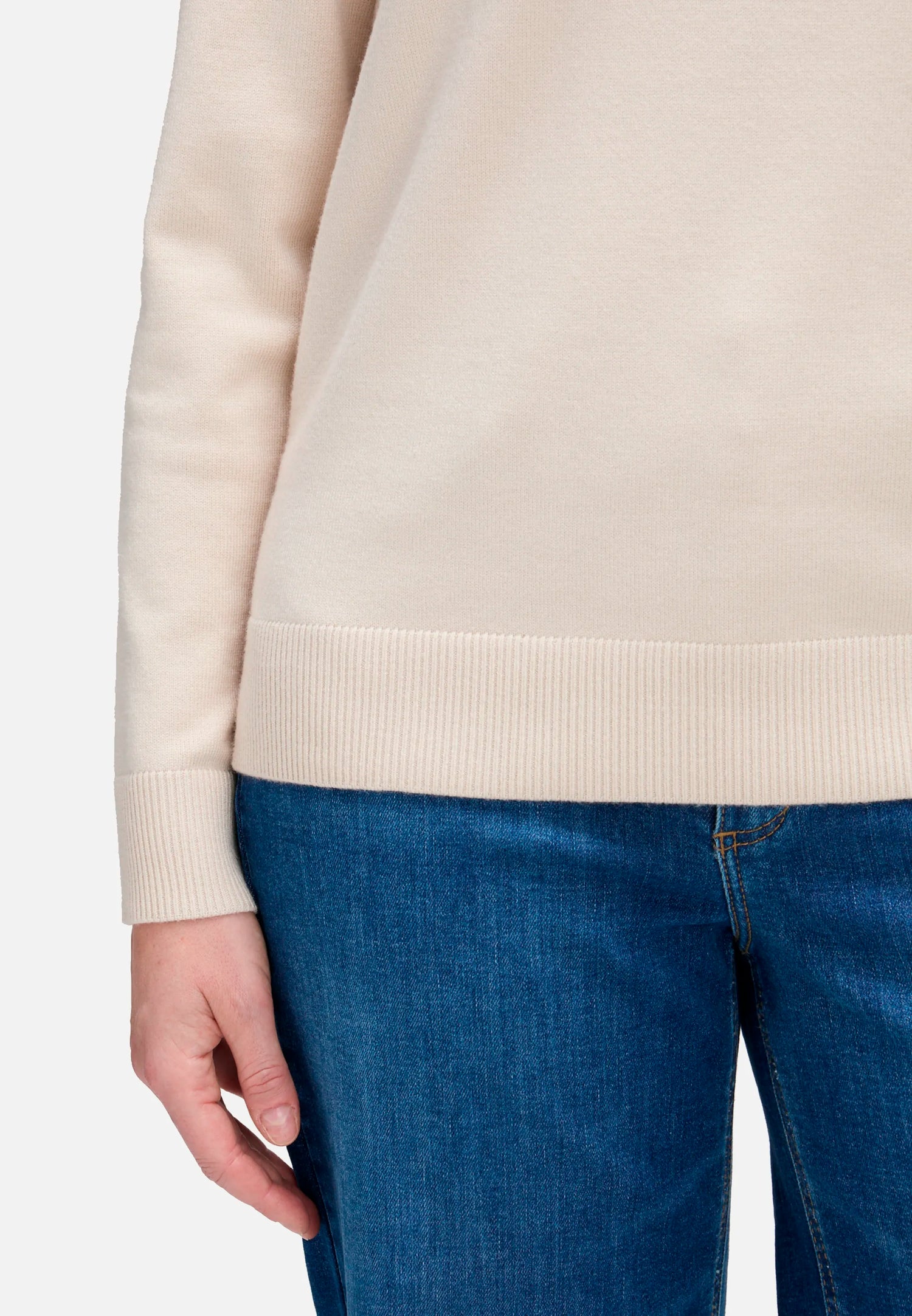 Betty Barclay_Pastel Sand_Basic Knit Sweater with a Round Neck_5342-2907_9104_06