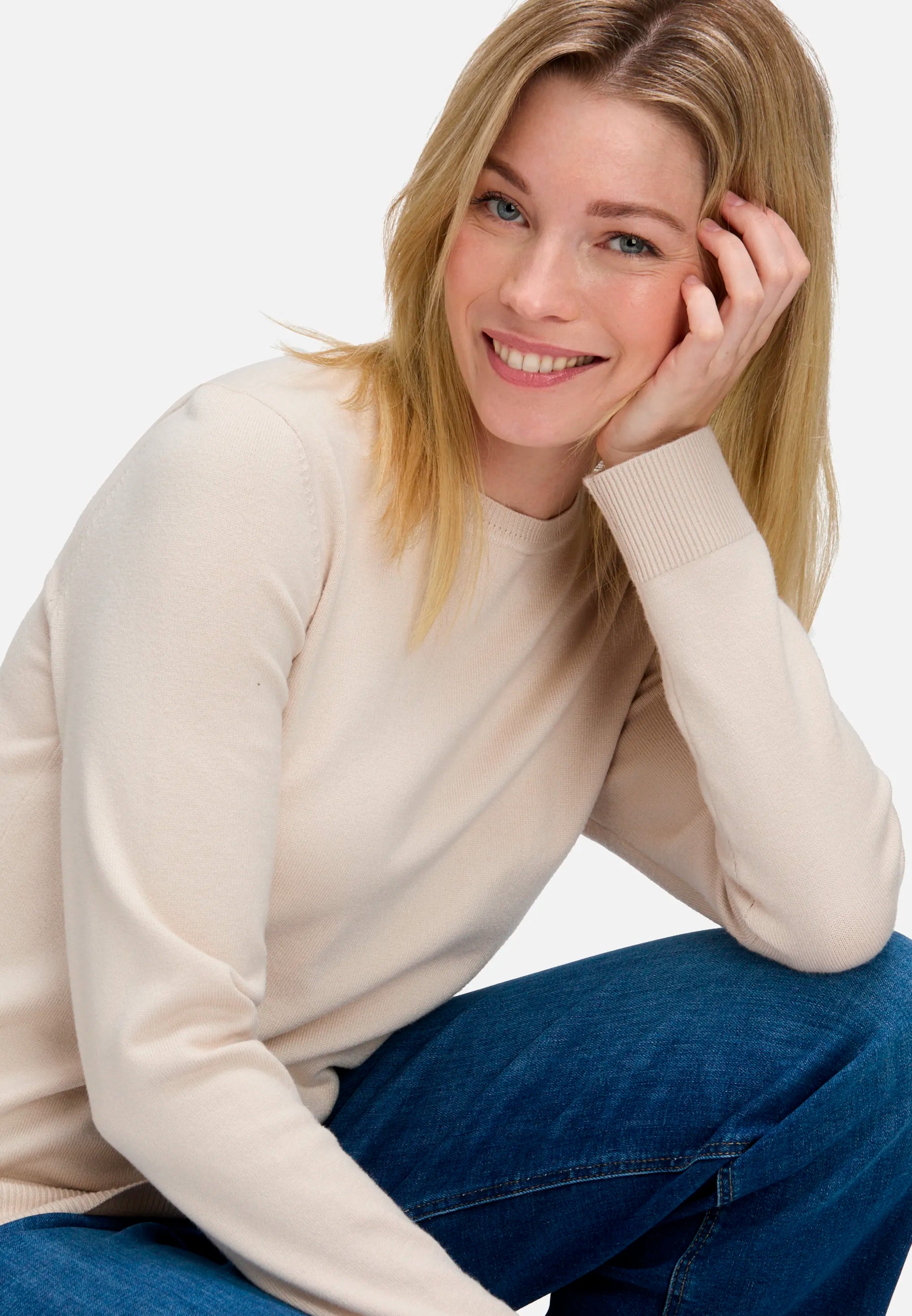 Betty Barclay_Pastel Sand_Basic Knit Sweater with a Round Neck_5342-2907_9104_07