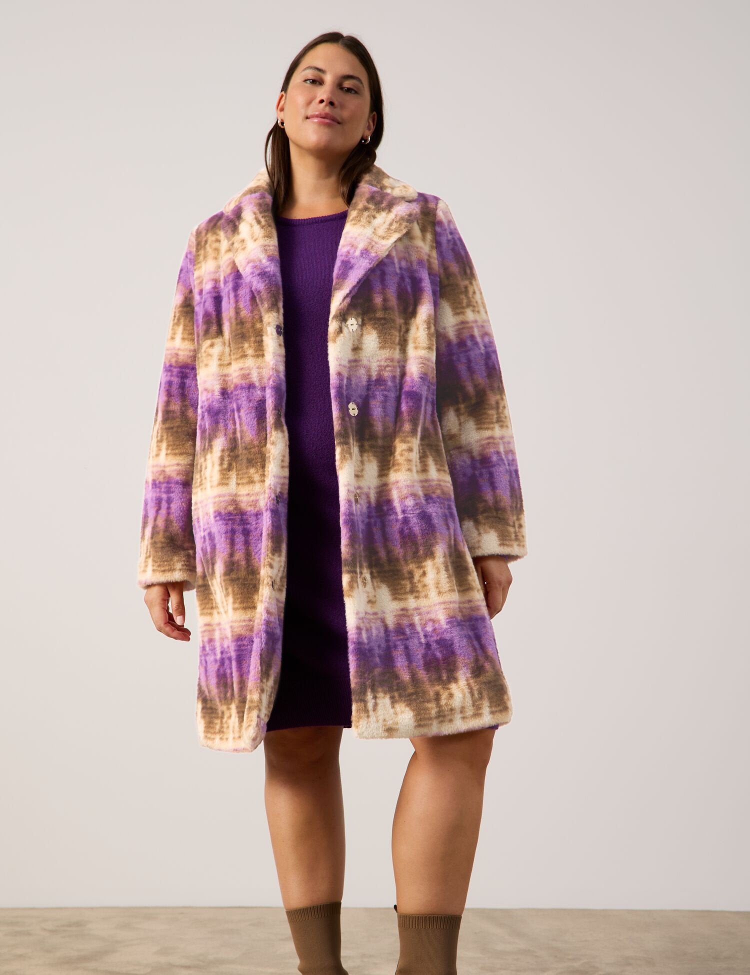 Short Coat Made of Faux Fur_550515-21631_3542_01