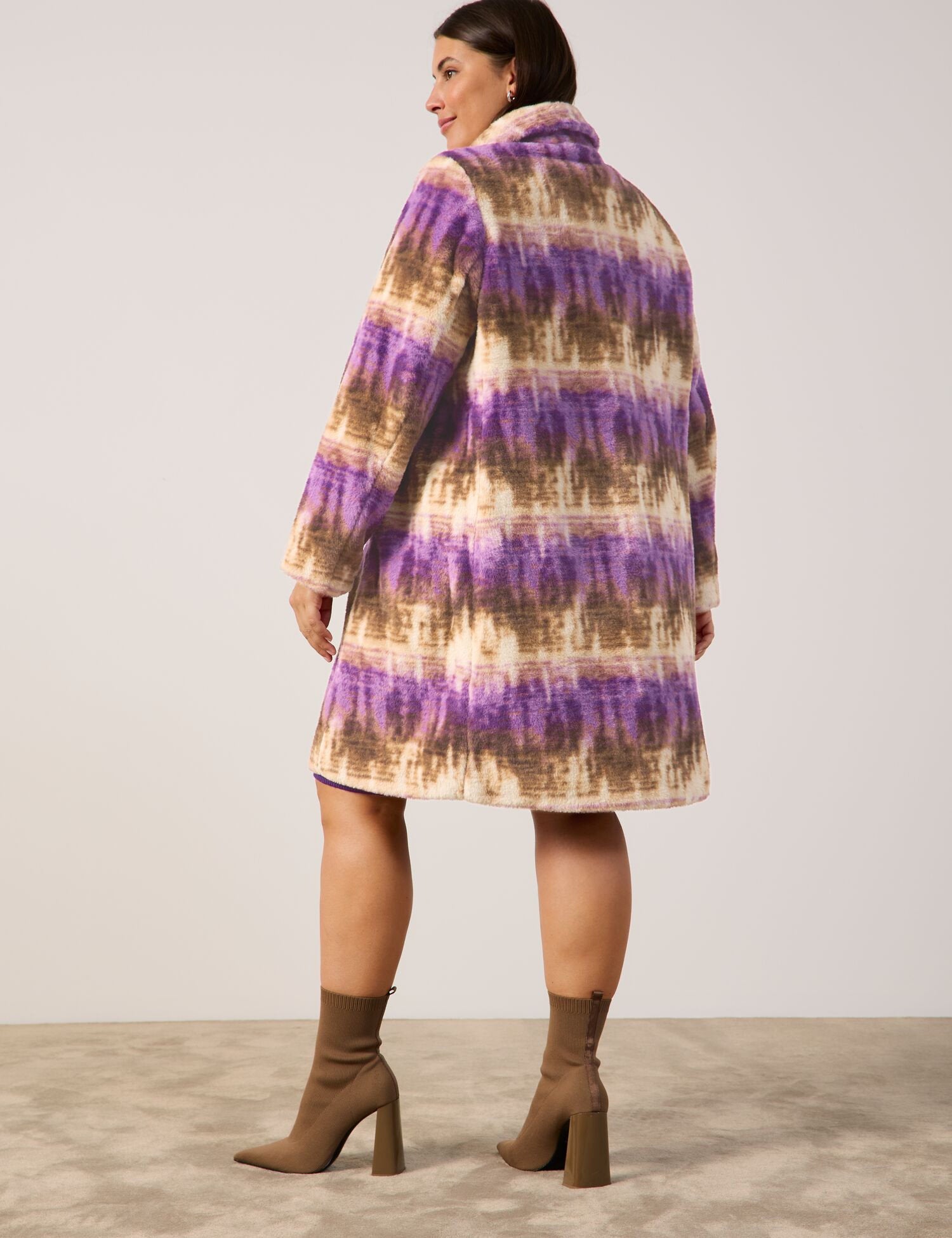 Short Coat Made of Faux Fur_550515-21631_3542_06