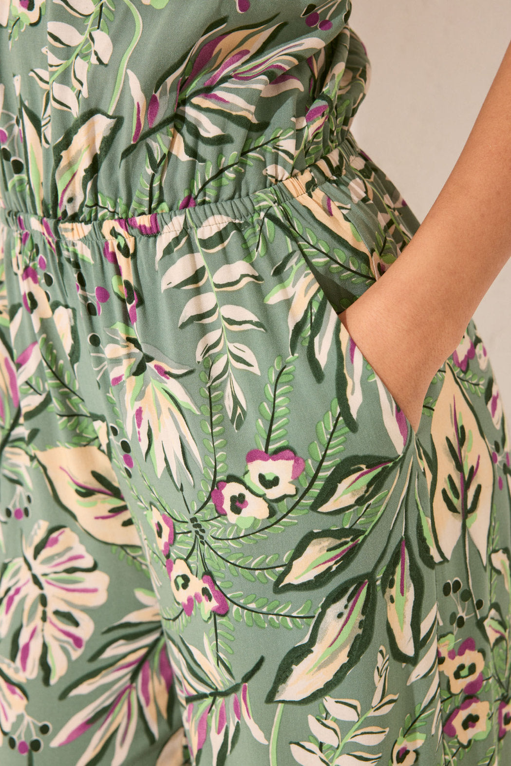Women Secret_Long Halterneck Neckline with Tropical Print_5549912_23_04