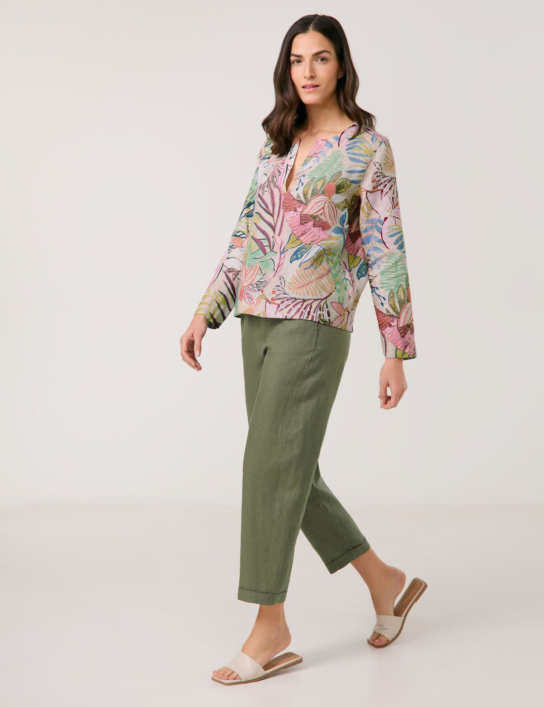 Gerry Weber_Tunic Blouse Made of Pure Linen with an All-Over Floral Pattern_560062-31476_5037_05