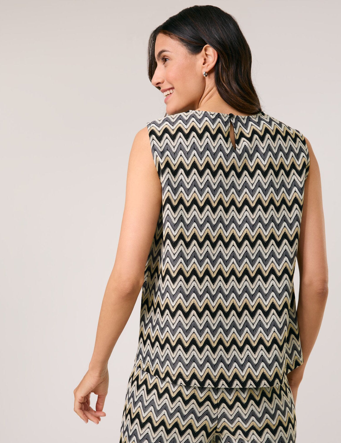 Gerry Weber_Sleeveless Blouse in a Crochet Look_560090-31244_9112_03