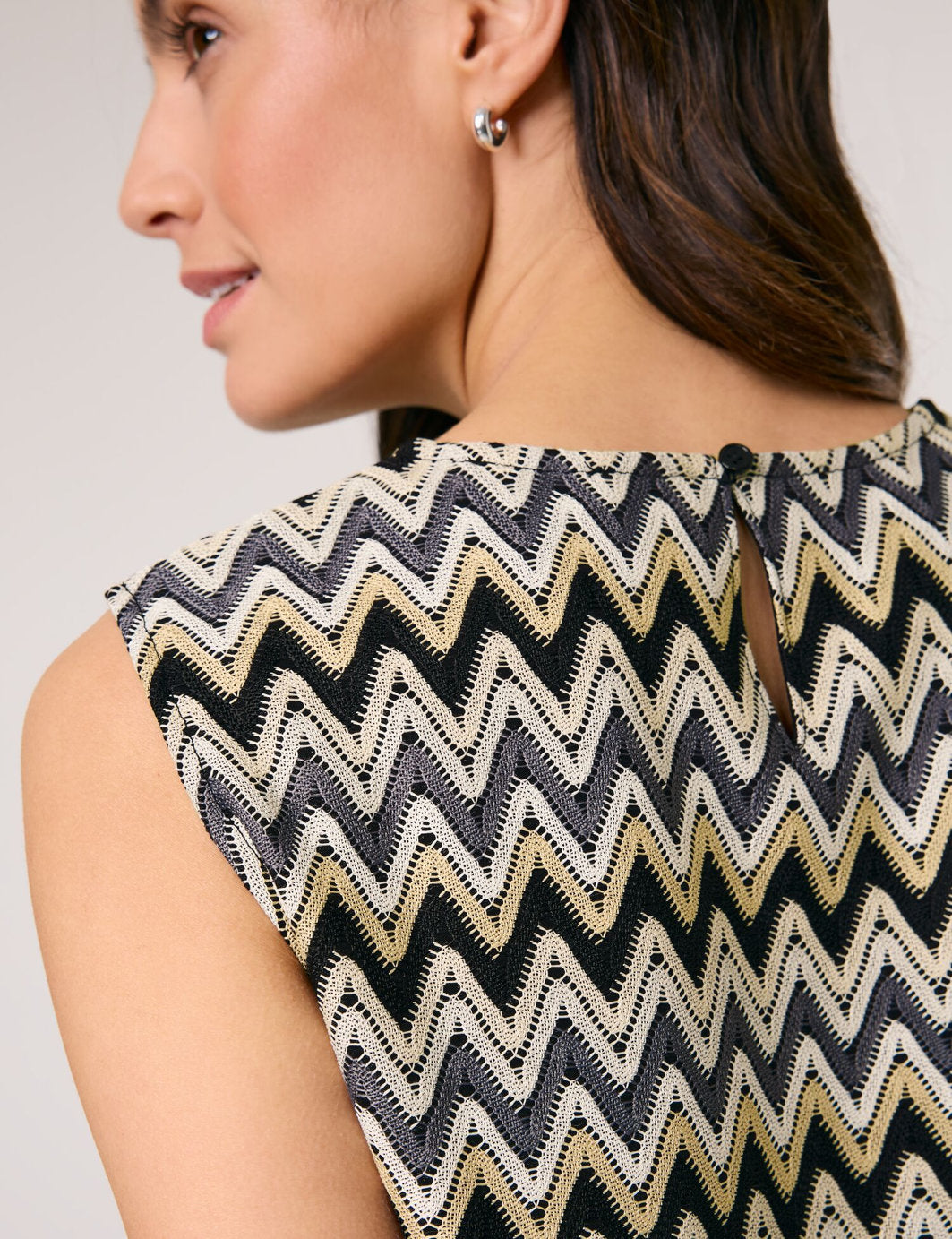 Gerry Weber_Sleeveless Blouse in a Crochet Look_560090-31244_9112_04