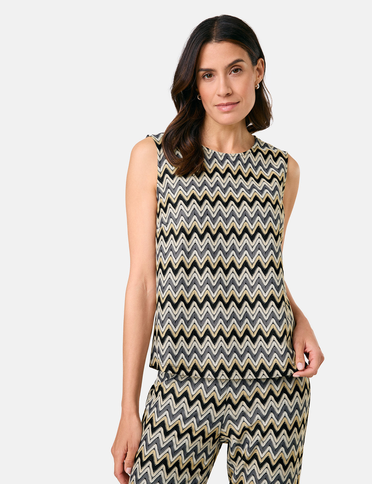 Gerry Weber_Sleeveless Blouse in a Crochet Look_560090-31244_9112_07