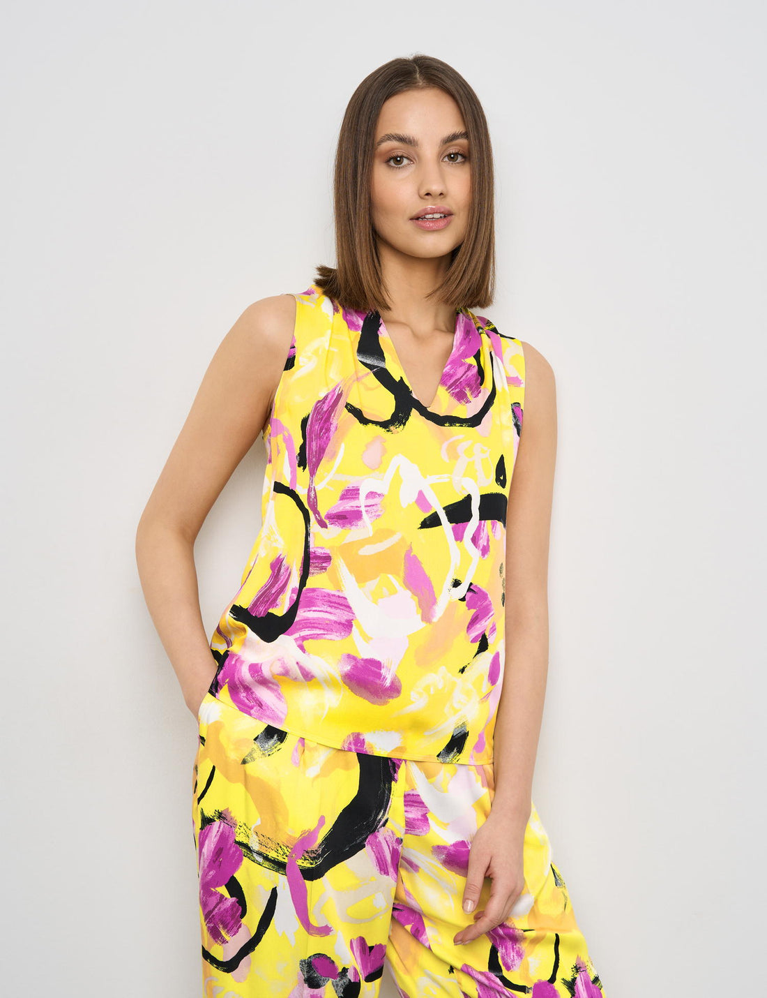 Sleeveless Blouse With A Floral Print_560313-11019_4142_01
