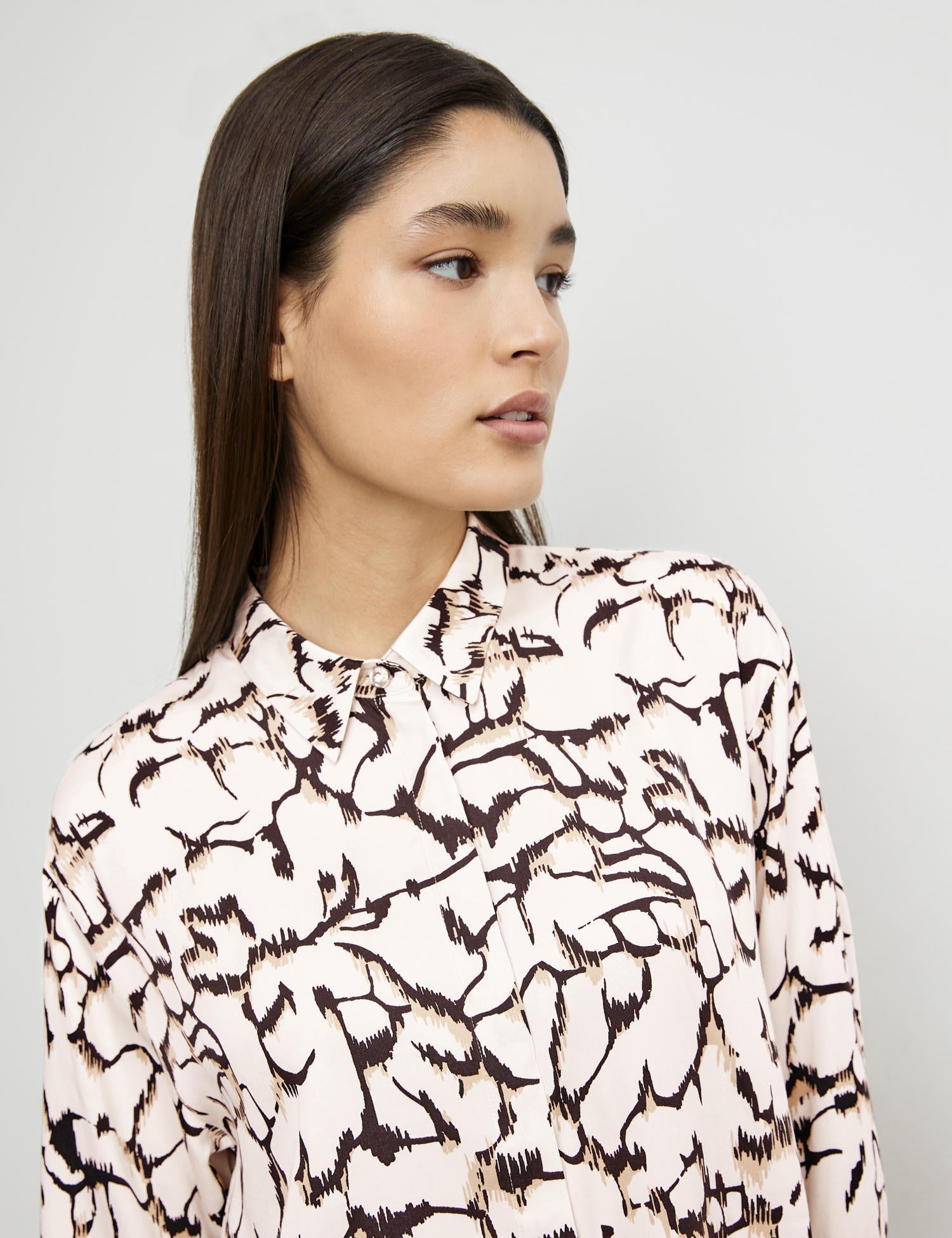 Blouse With An All-Over Print_560322-11017_9452_04