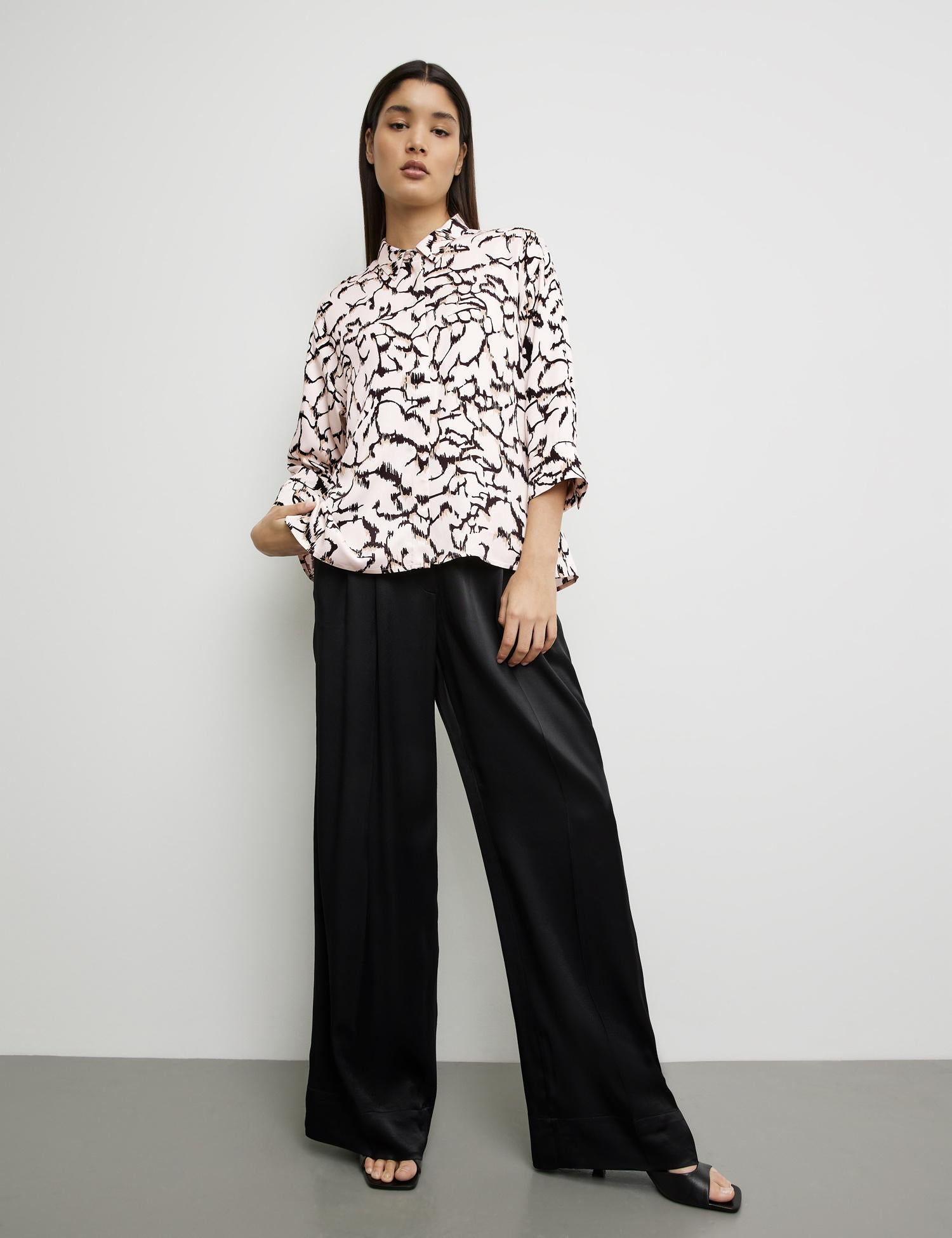 Blouse With An All-Over Print_560322-11017_9452_05