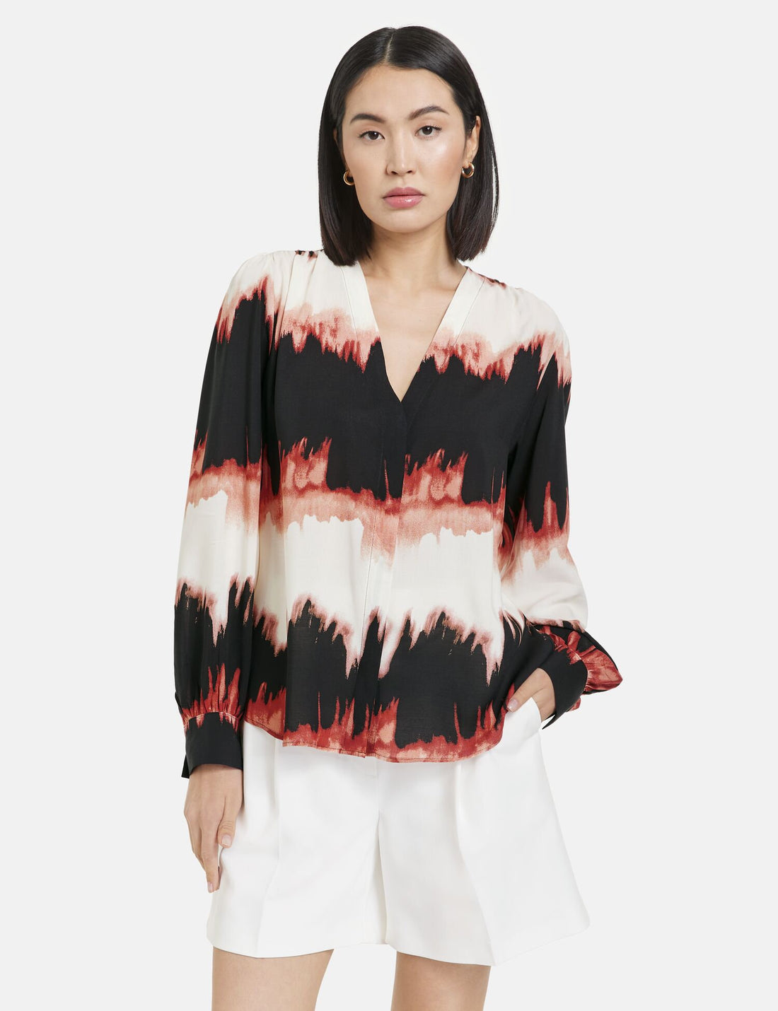 Flowing Blouse With A Print_560351-11121_1102_01