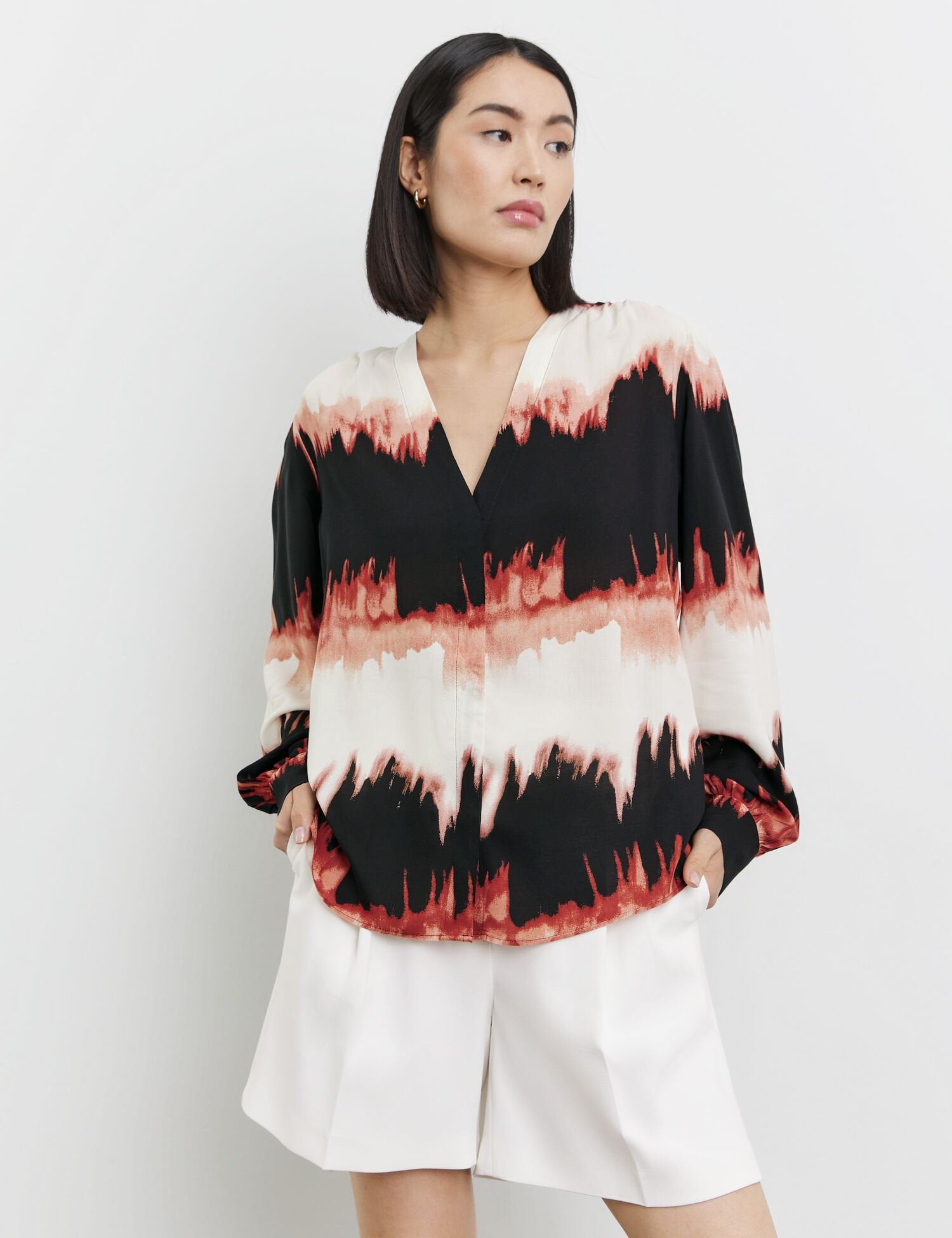 Flowing Blouse With A Print_560351-11121_1102_03