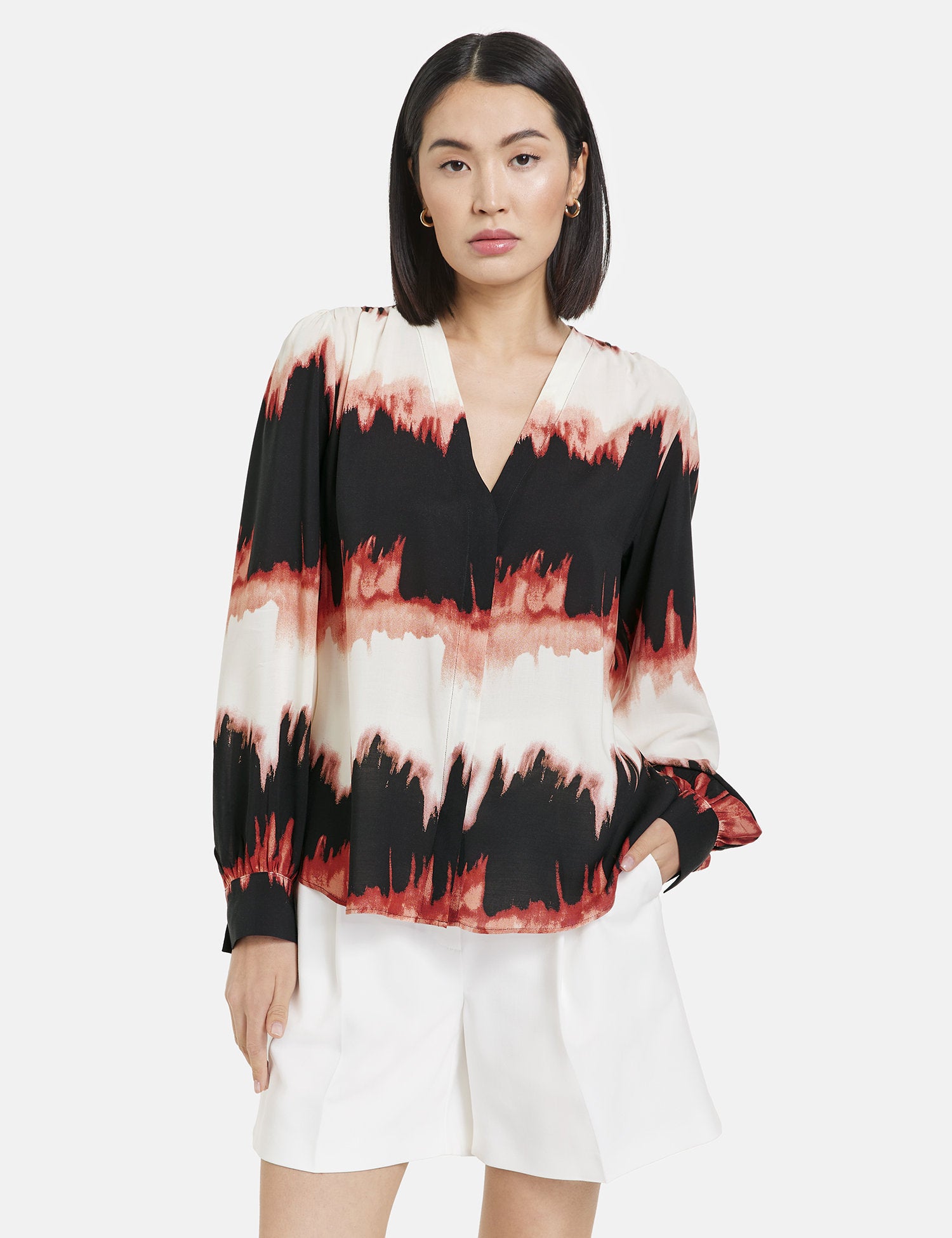 Flowing Blouse With A Print_560351-11121_1102_04