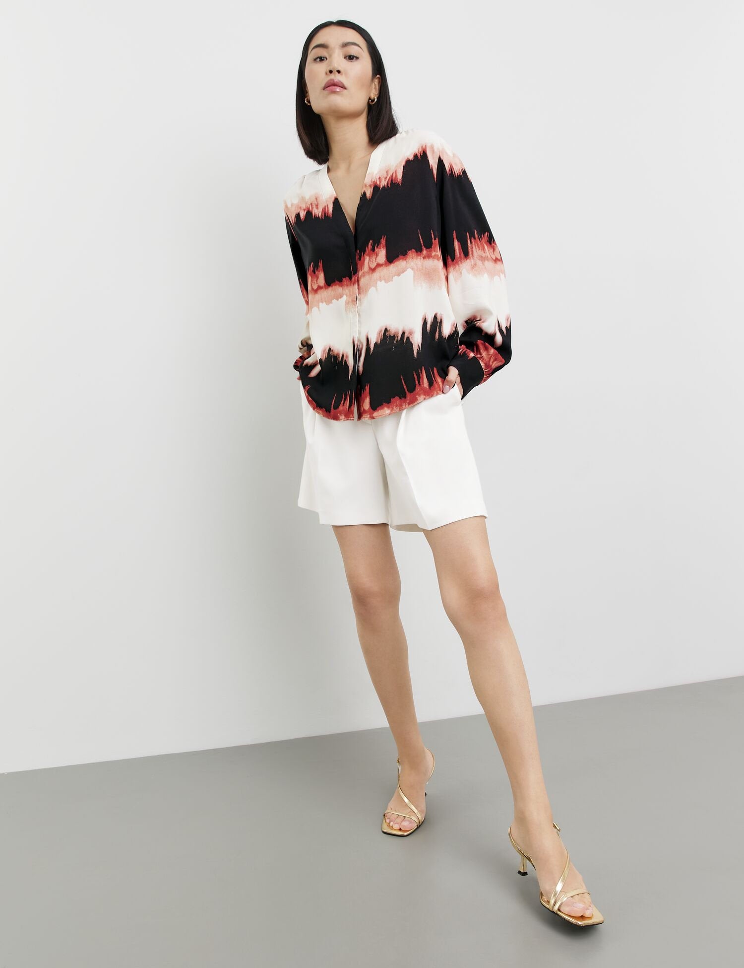 Flowing Blouse With A Print_560351-11121_1102_05