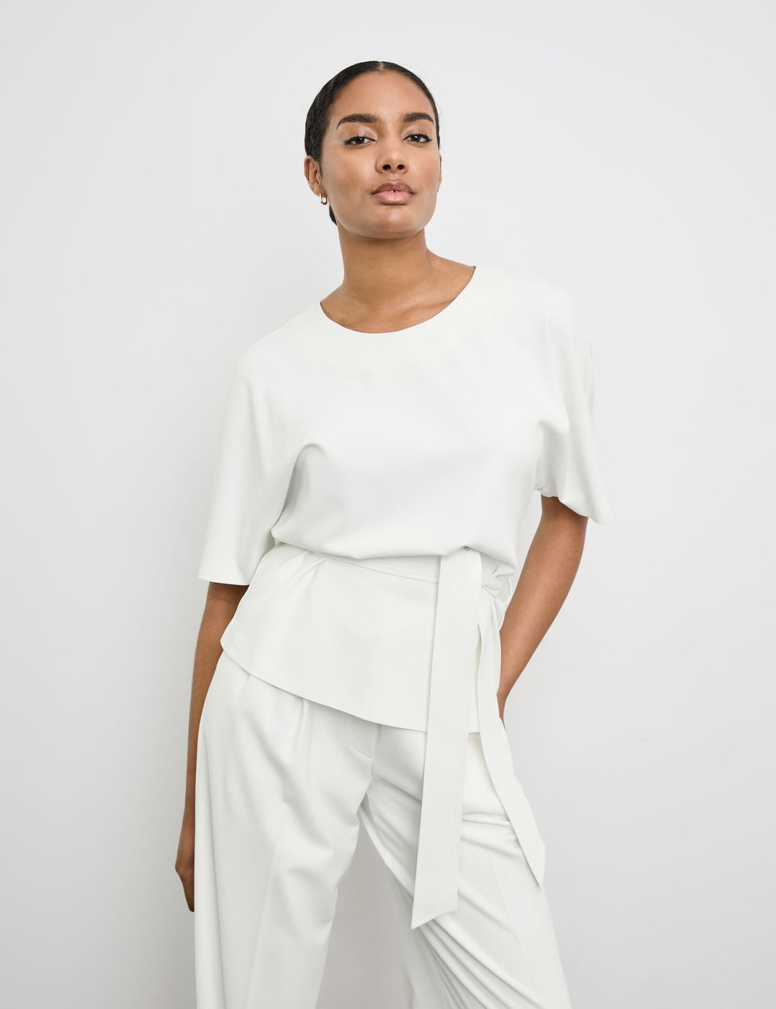 Blouse With A Tie-Around Belt_560387-11089_9700_03