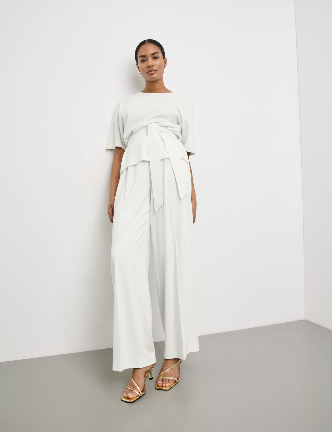 Blouse With A Tie-Around Belt_560387-11089_9700_05