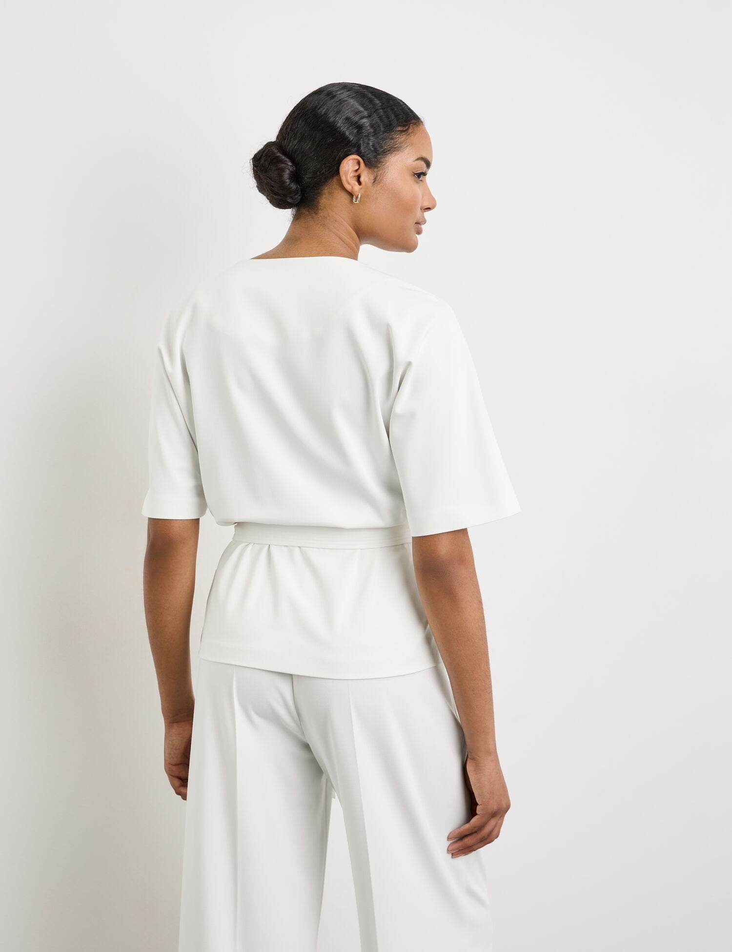 Blouse With A Tie-Around Belt_560387-11089_9700_06