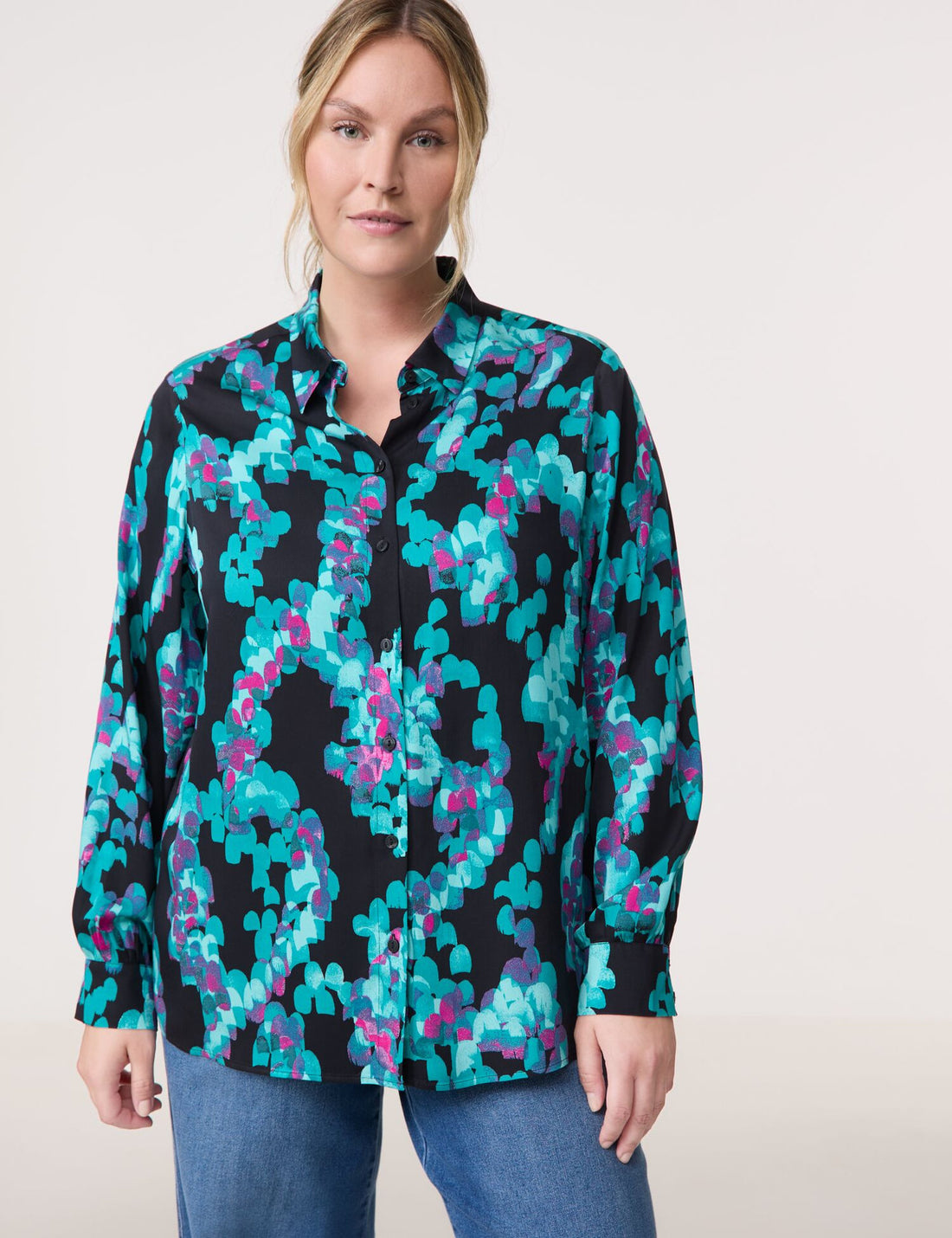 Long Shirt Blouse With An All-Over Print_560512-21118_1102_01