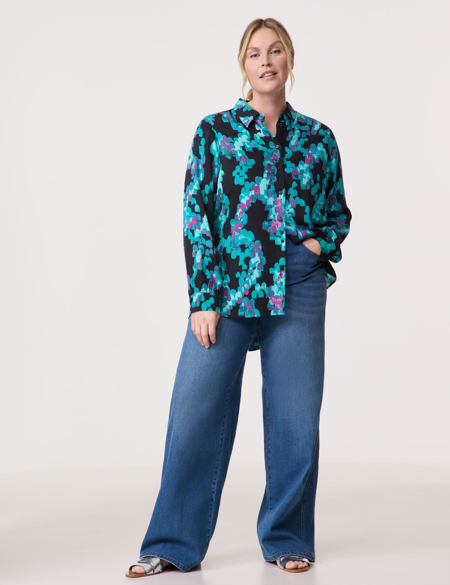 Long Shirt Blouse With An All-Over Print_560512-21118_1102_05