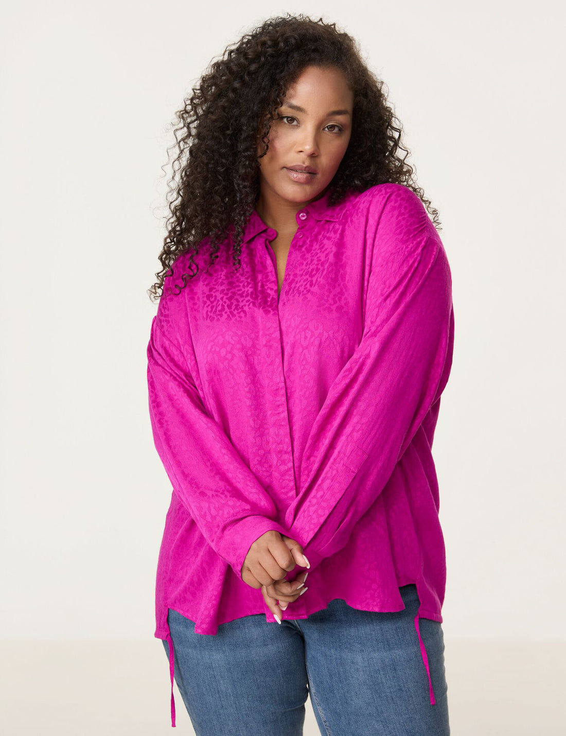 Flowing Shirt Blouse With A Drawstring_560514-21119_3500_01