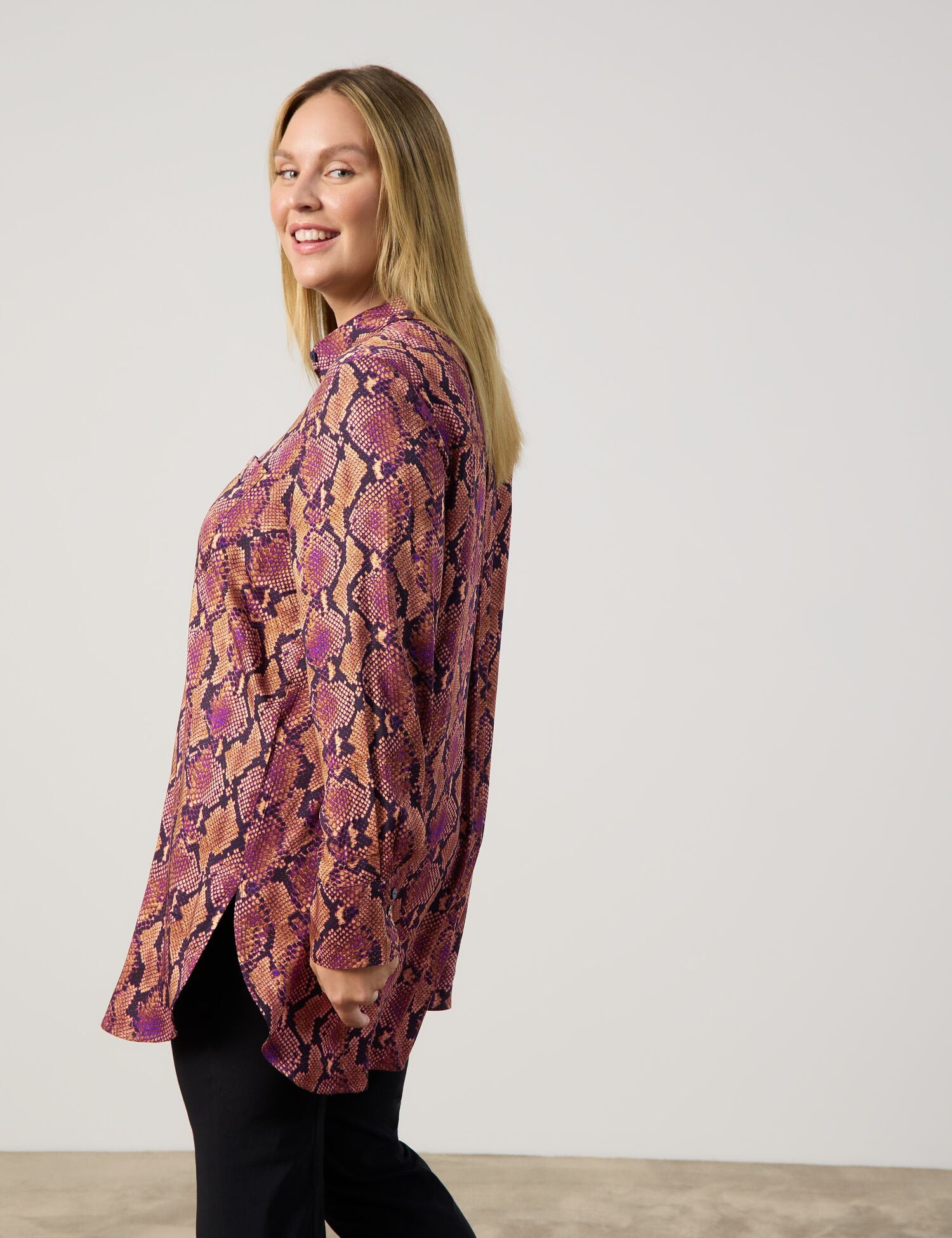 Long Blouse with A Snakeskin Print_560522-21155_7442_06