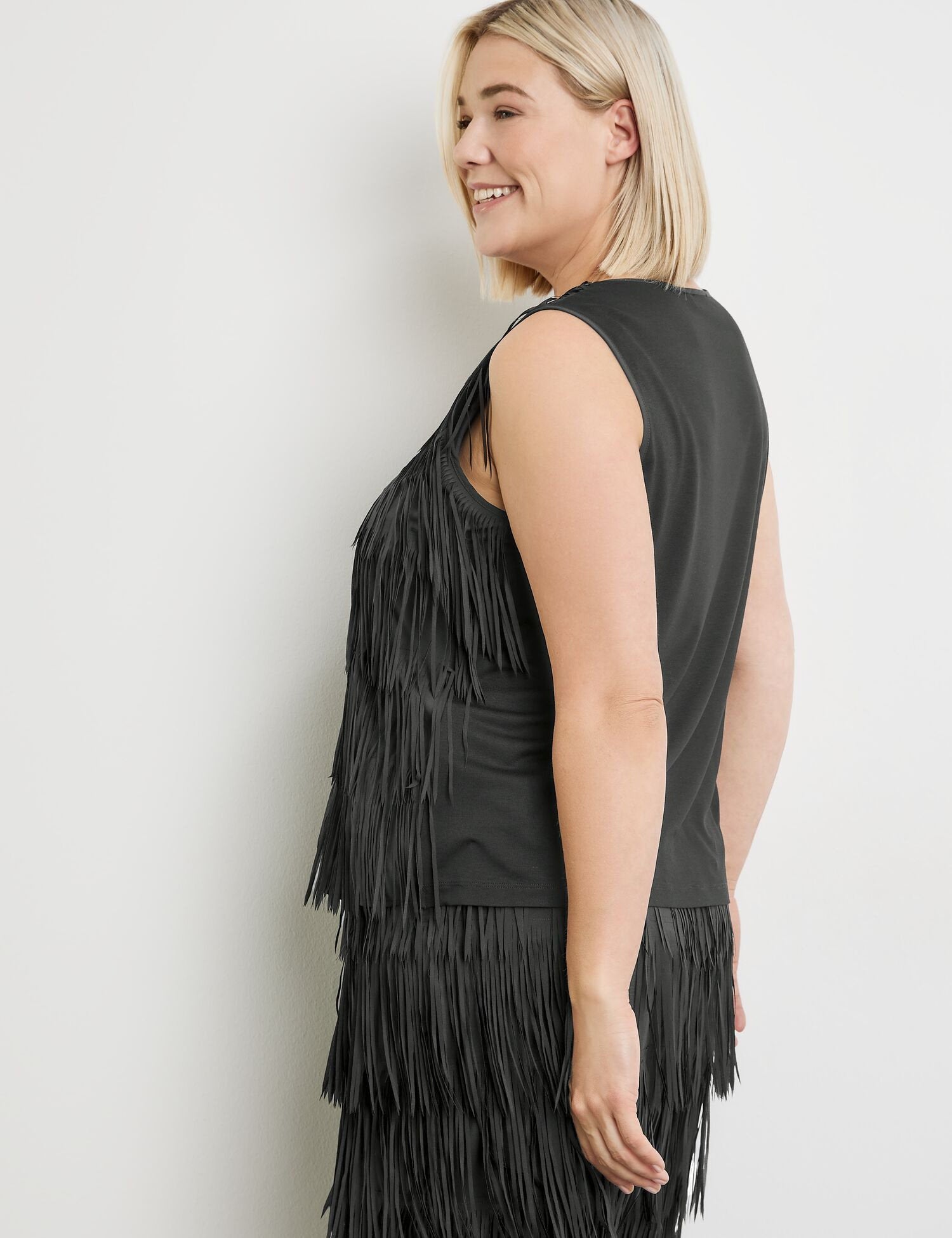 Top With Fringed Details_571507-26406_1100_06