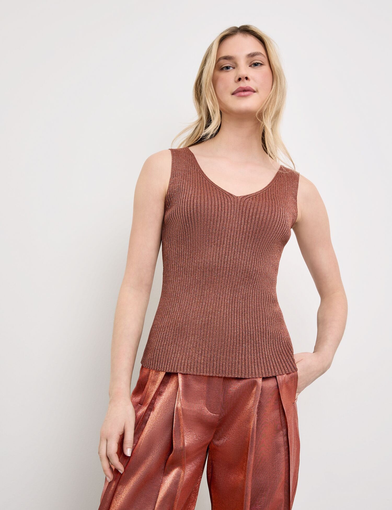 Knitted Top With A Glitter Effect_572321-15104_7000_03