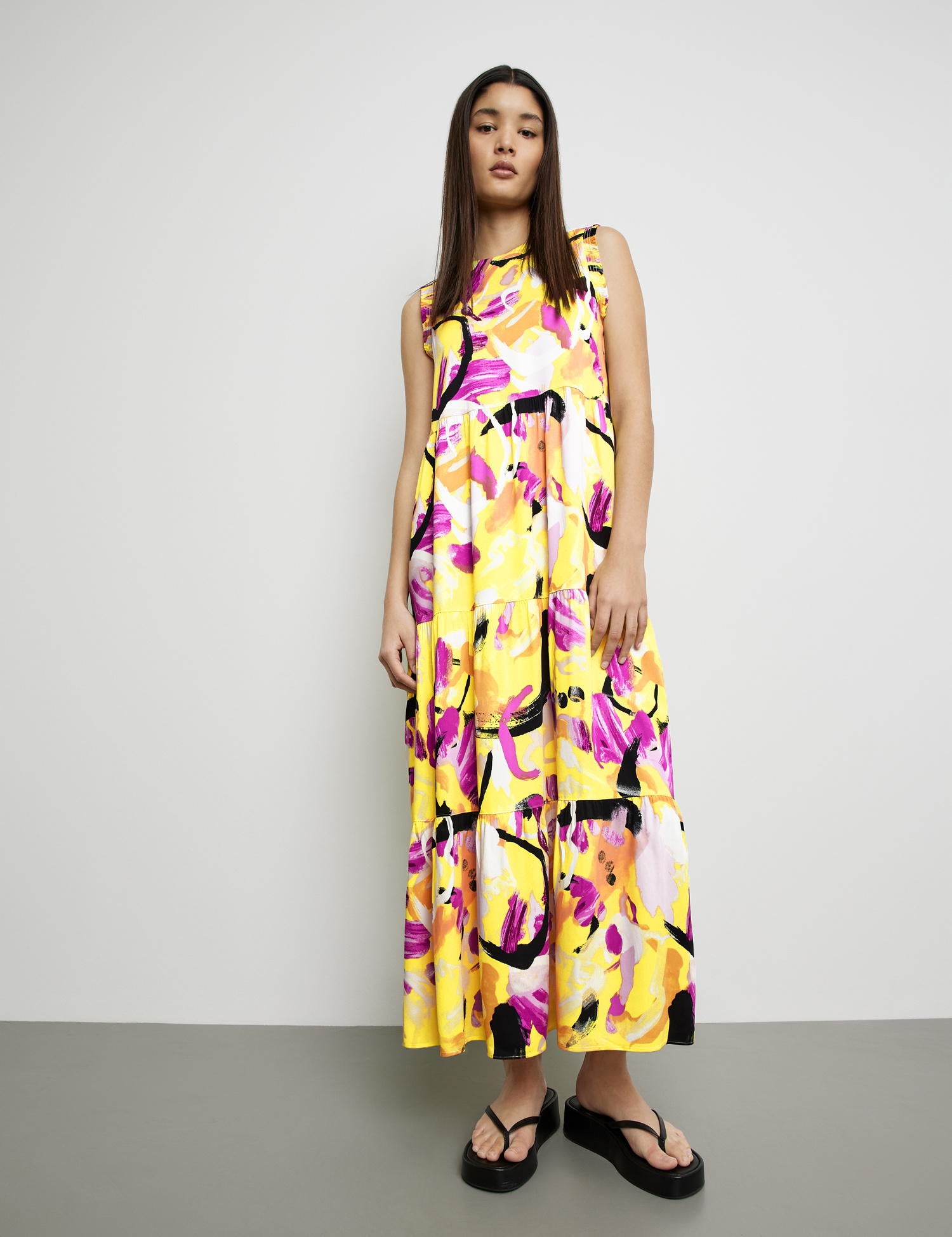 Sleeveless Maxi Dress With A Floral Print_580310-11019_4142_01