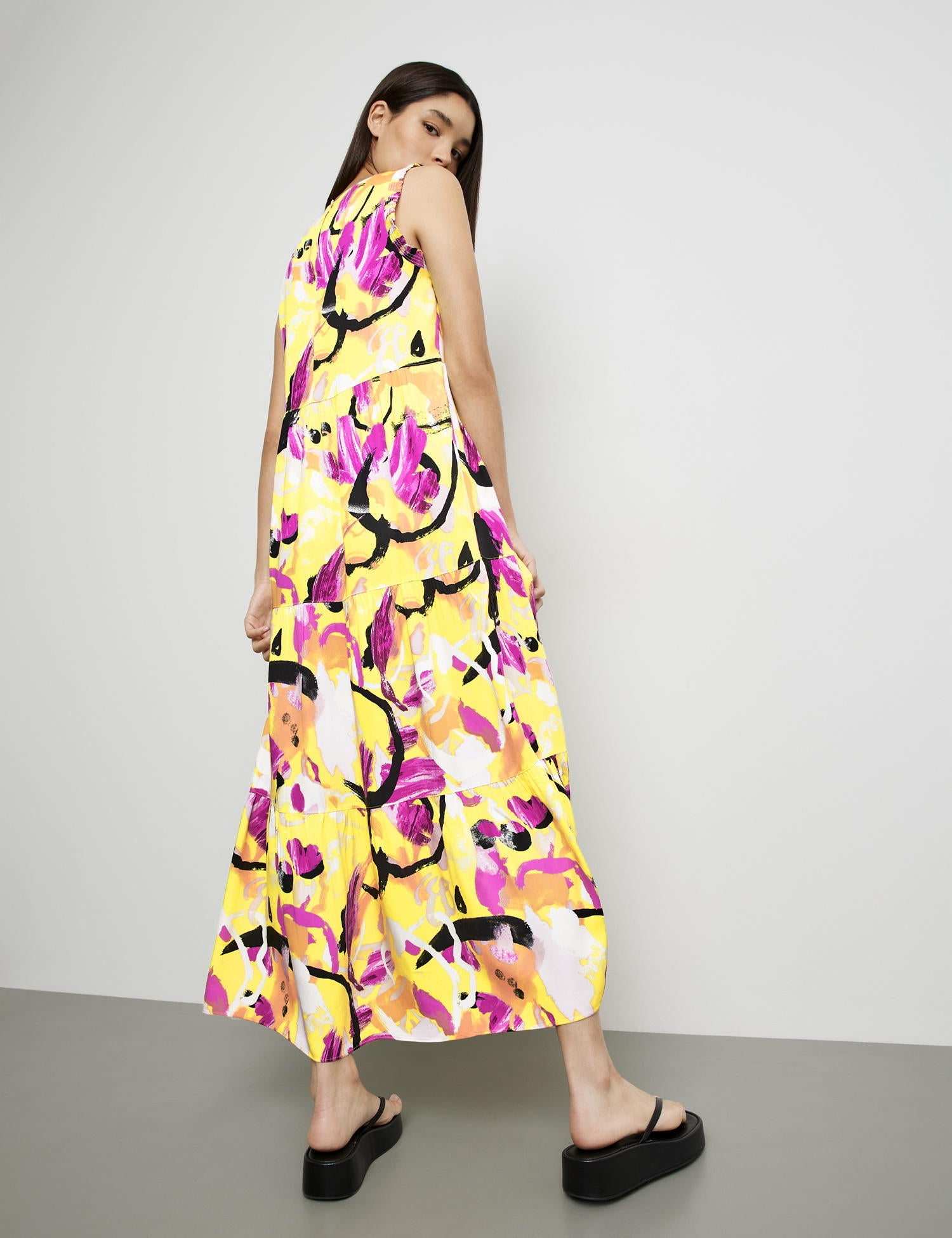 Sleeveless Maxi Dress With A Floral Print_580310-11019_4142_06