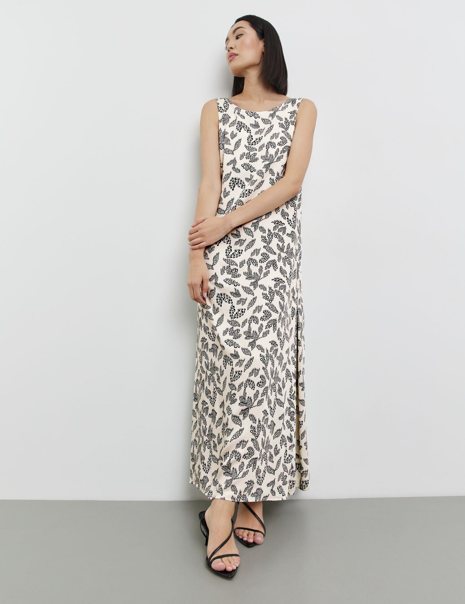 Sleeveless Maxi Dress With A Cut-Out At The Back_580330-11110_9452_05