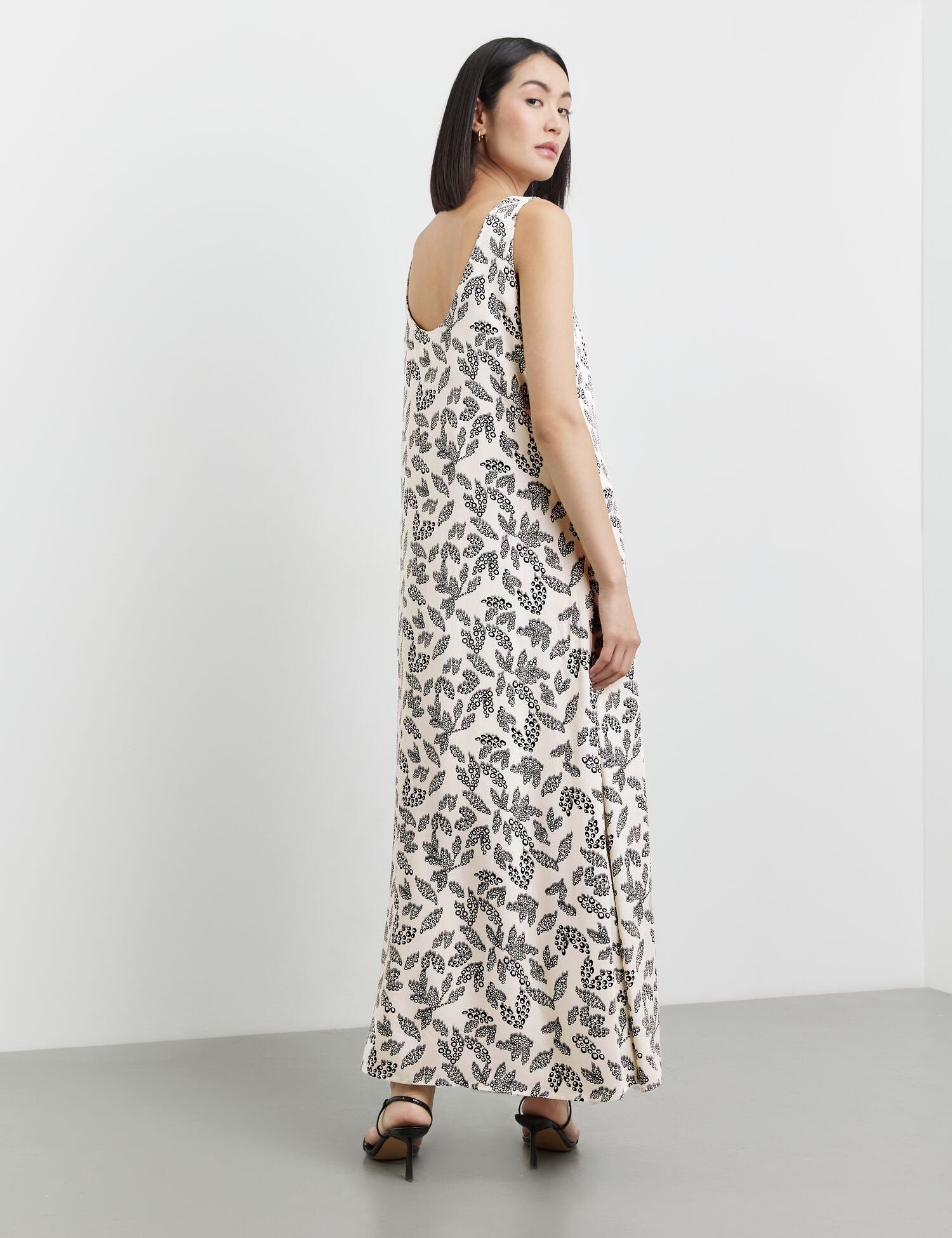 Sleeveless Maxi Dress With A Cut-Out At The Back_580330-11110_9452_06