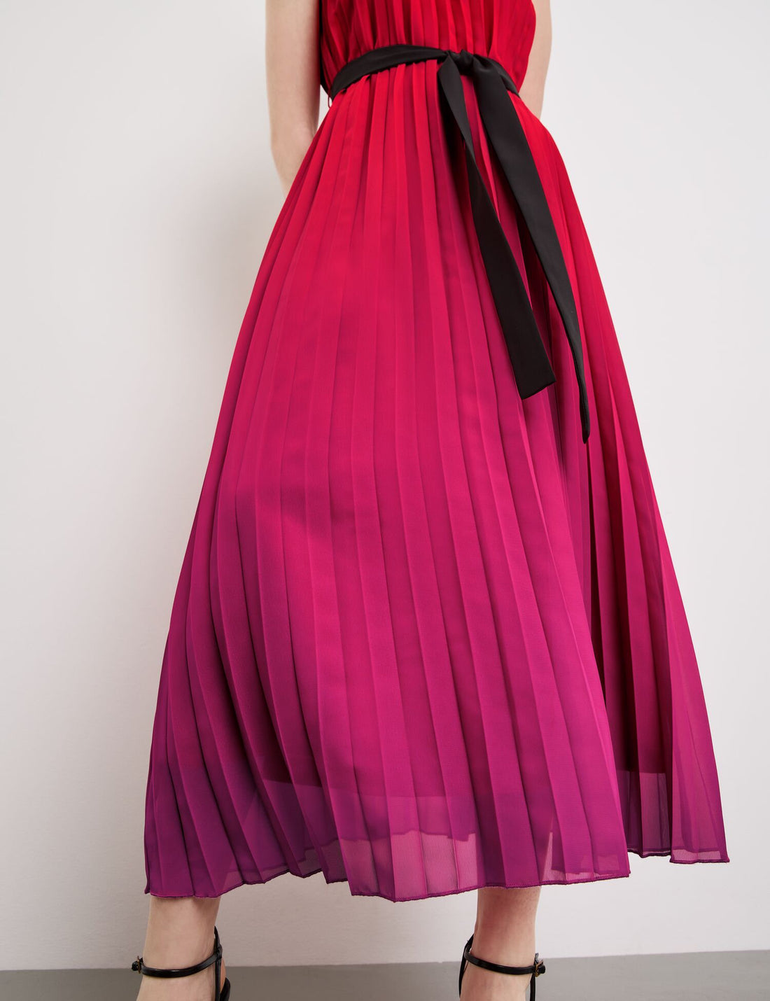 Sleeveless Pleated Dress With Colour Graduation_580336-11117_6522_02