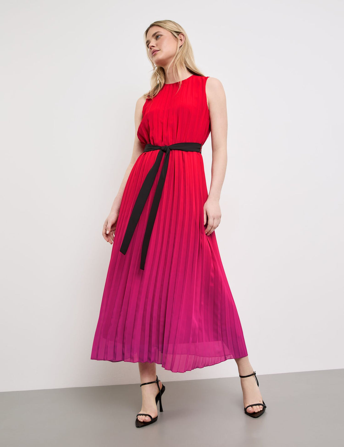 Sleeveless Pleated Dress With Colour Graduation_580336-11117_6522_05