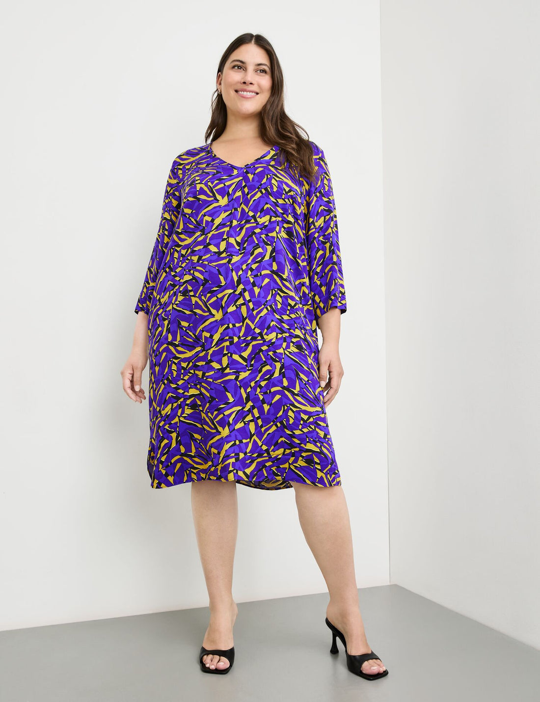 Blouse Dress With An All-Over Print And Slip_580518-21105_3482_01