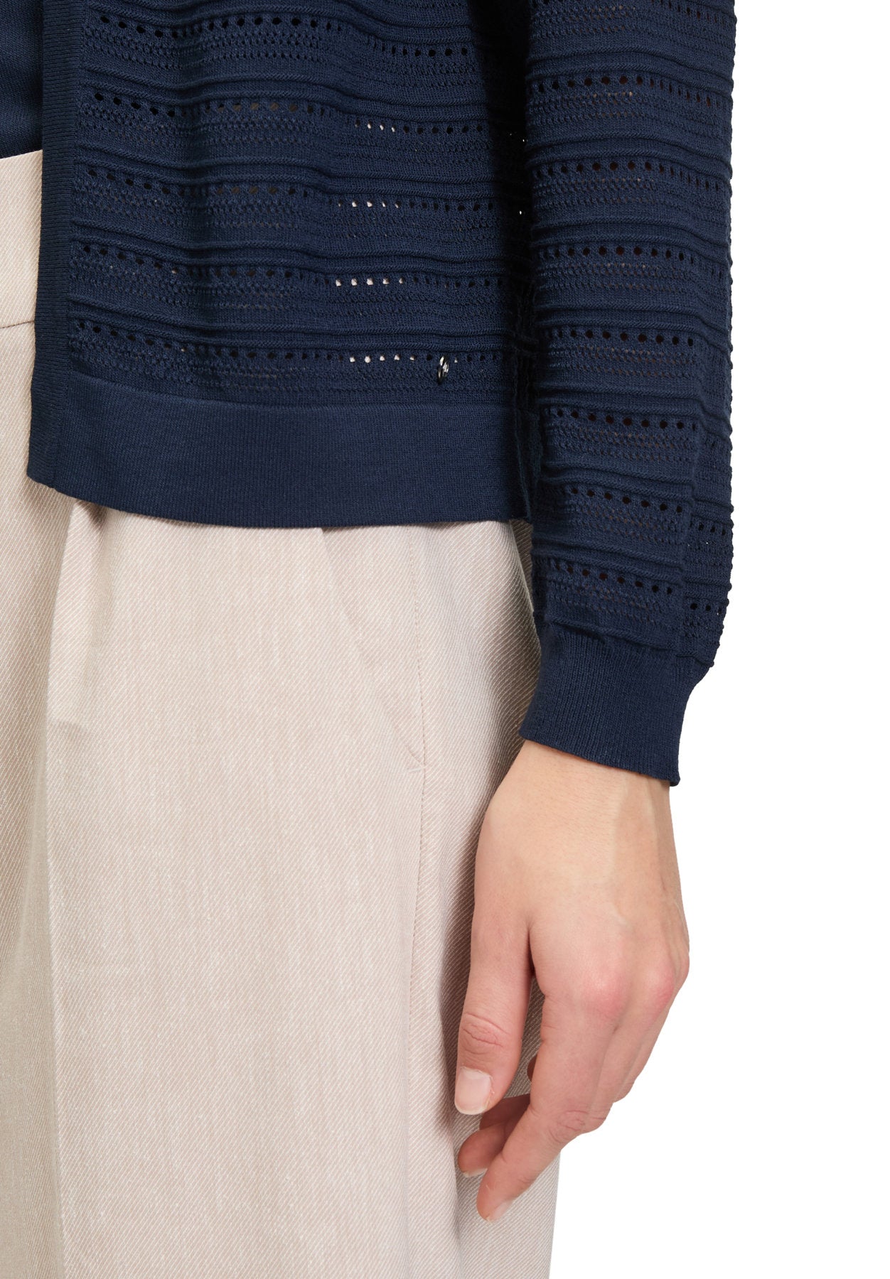 Betty Barclay_Close-Fitting Knit Cardigan_5842-3259_8543_07