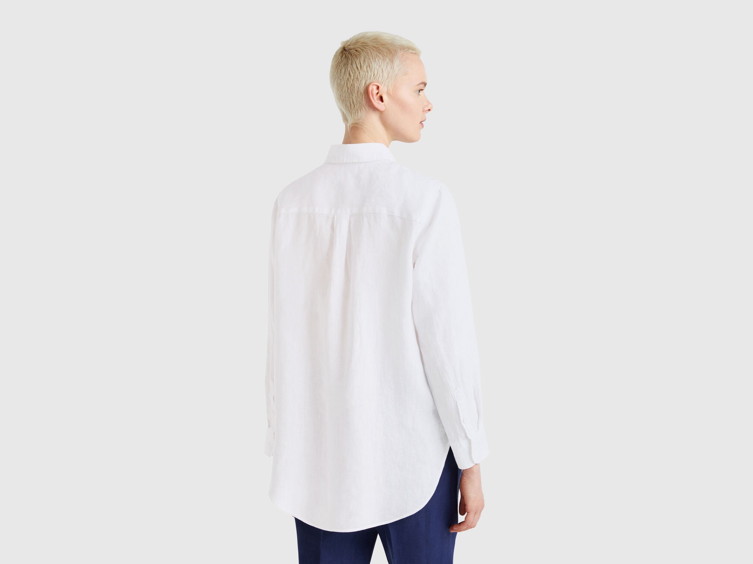 Benetton_Long Shirt in Pure Linen_5BMLDQ02U_101_03