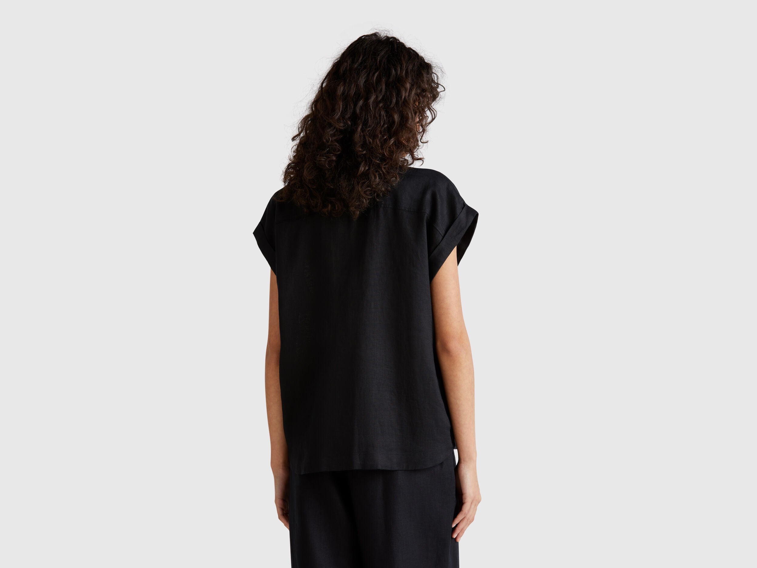 Benetton_Regular Fit Shirt in Pure Linen_5BMLDQ06V_100_02