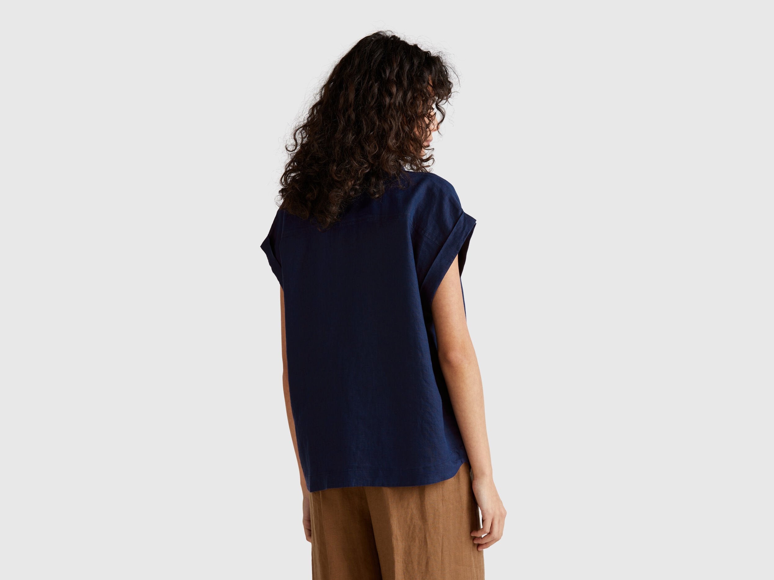 Benetton_Regular Fit Shirt in Pure Linen_5BMLDQ06V_252_02