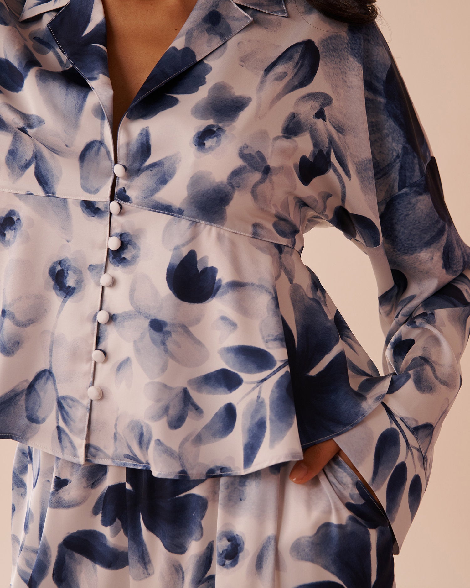 La Vie en Rose_Luxury Edition Blue Floral Print Satin Flared Button-Down Shirt_60100126_P10478_05