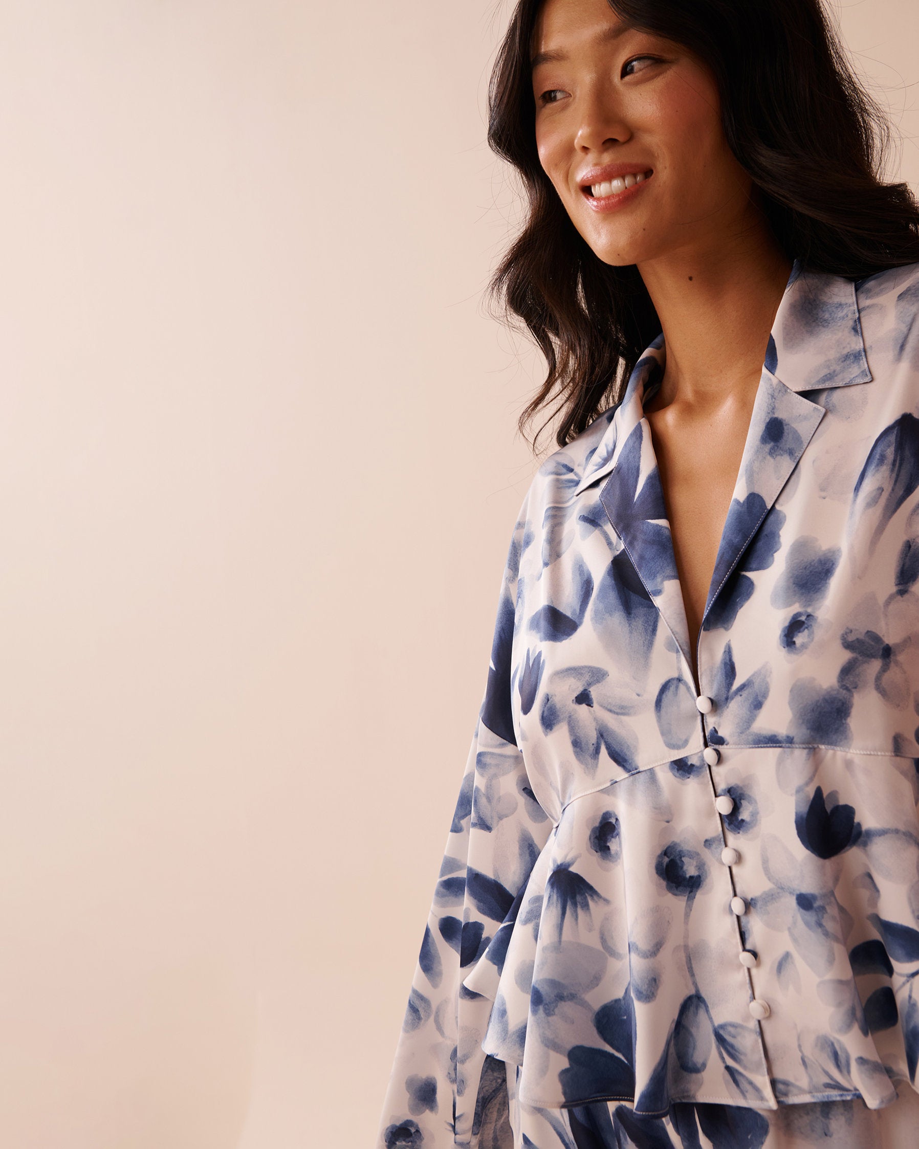 La Vie en Rose_Luxury Edition Blue Floral Print Satin Flared Button-Down Shirt_60100126_P10478_06
