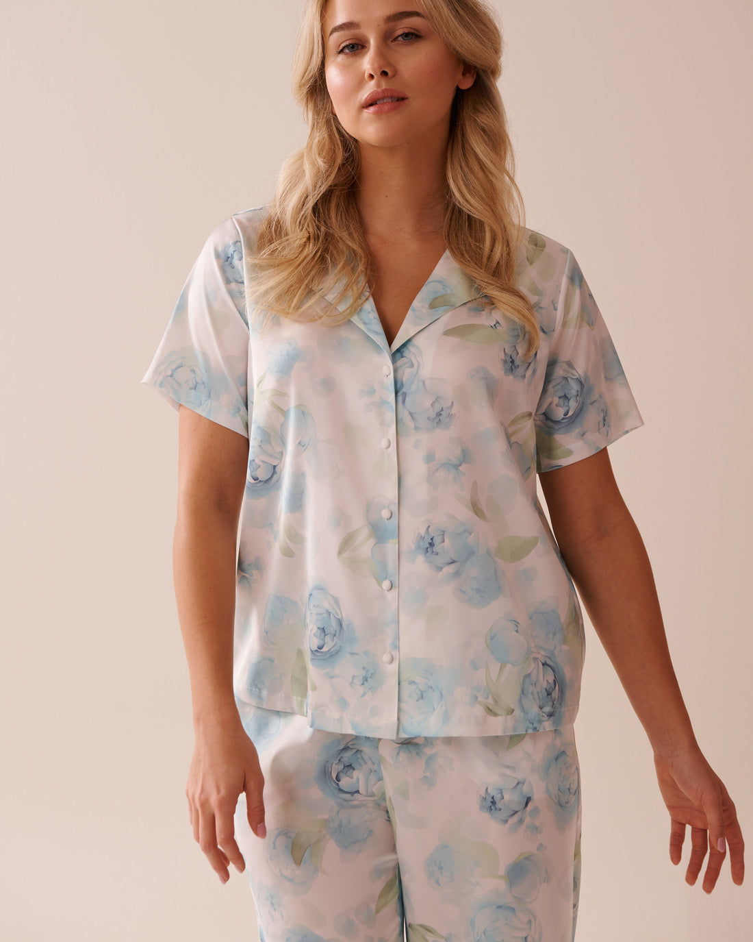 La Vie en Rose_LUXURY EDITION Blue Rose Print Satin Button-down Shirt_60100134_P10495_01
