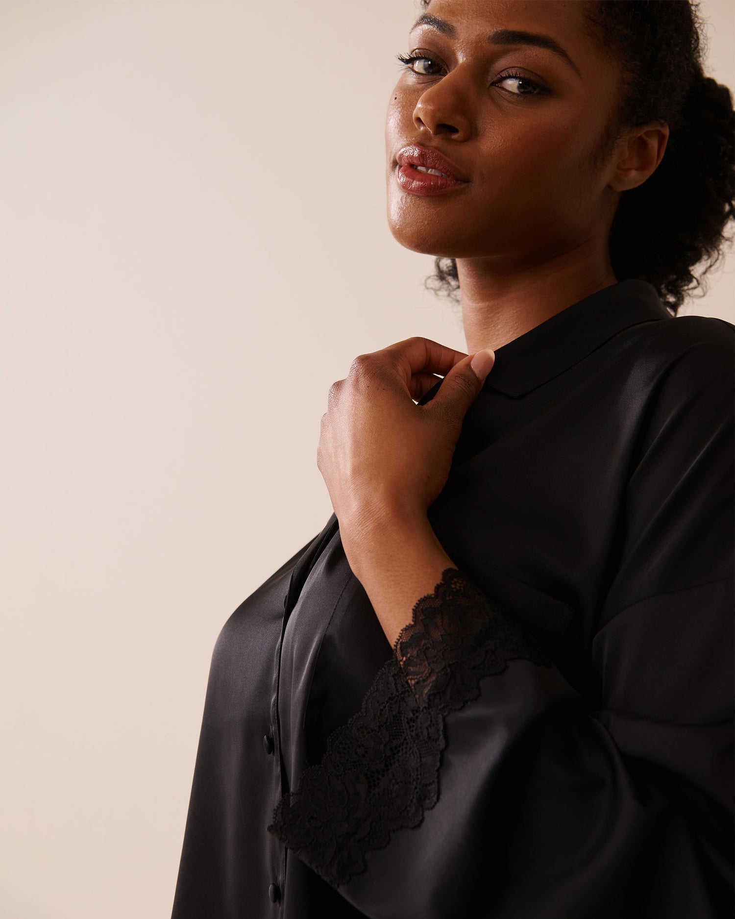 La Vie en Rose_Black Beauty_LUXURY EDITION Satin and Lace Trim Long Sleeve Button-Down Shirt_60100144_00001_03