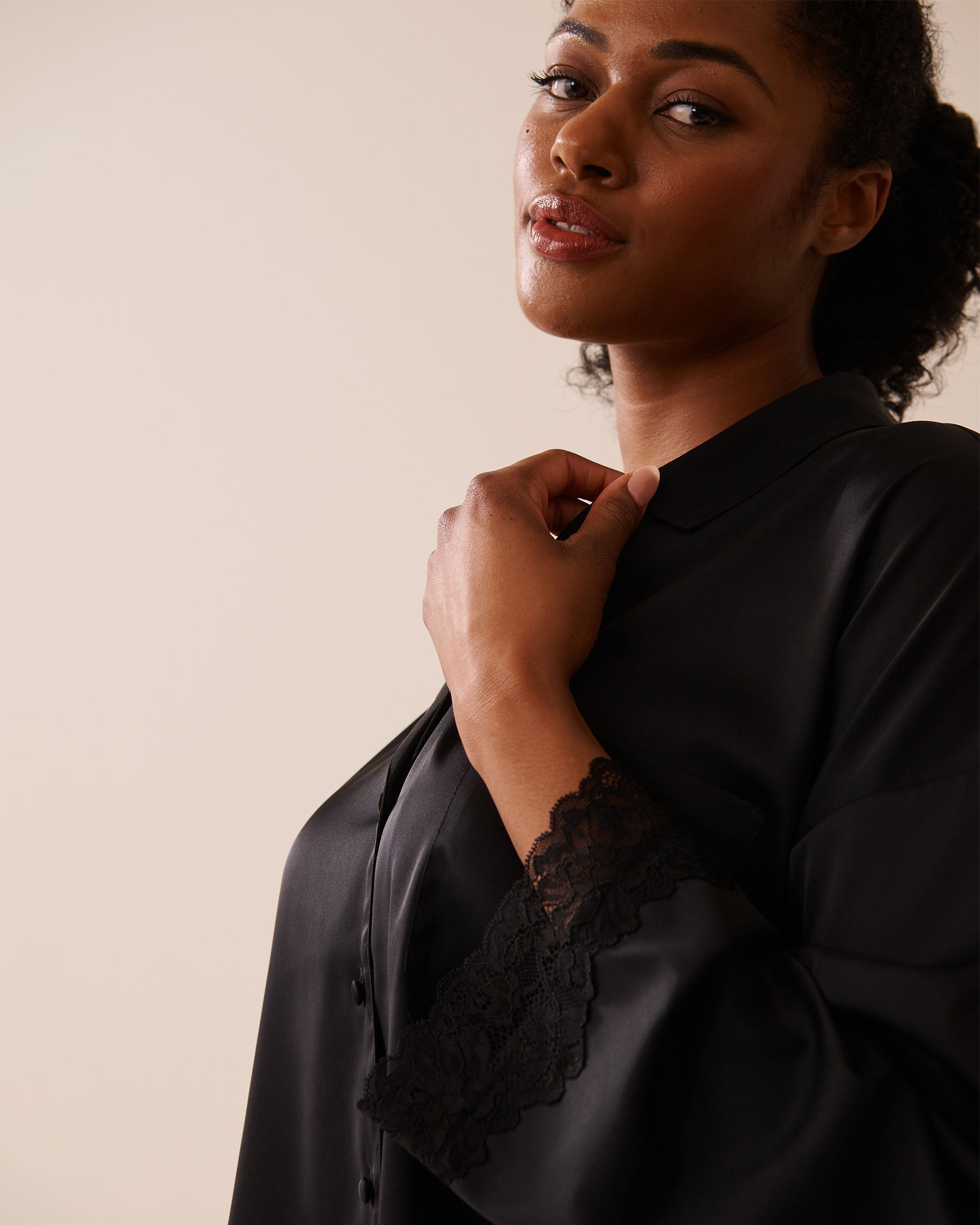 La Vie en Rose_Black Beauty_LUXURY EDITION Satin and Lace Trim Long Sleeve Button-Down Shirt_60100144_00001_03