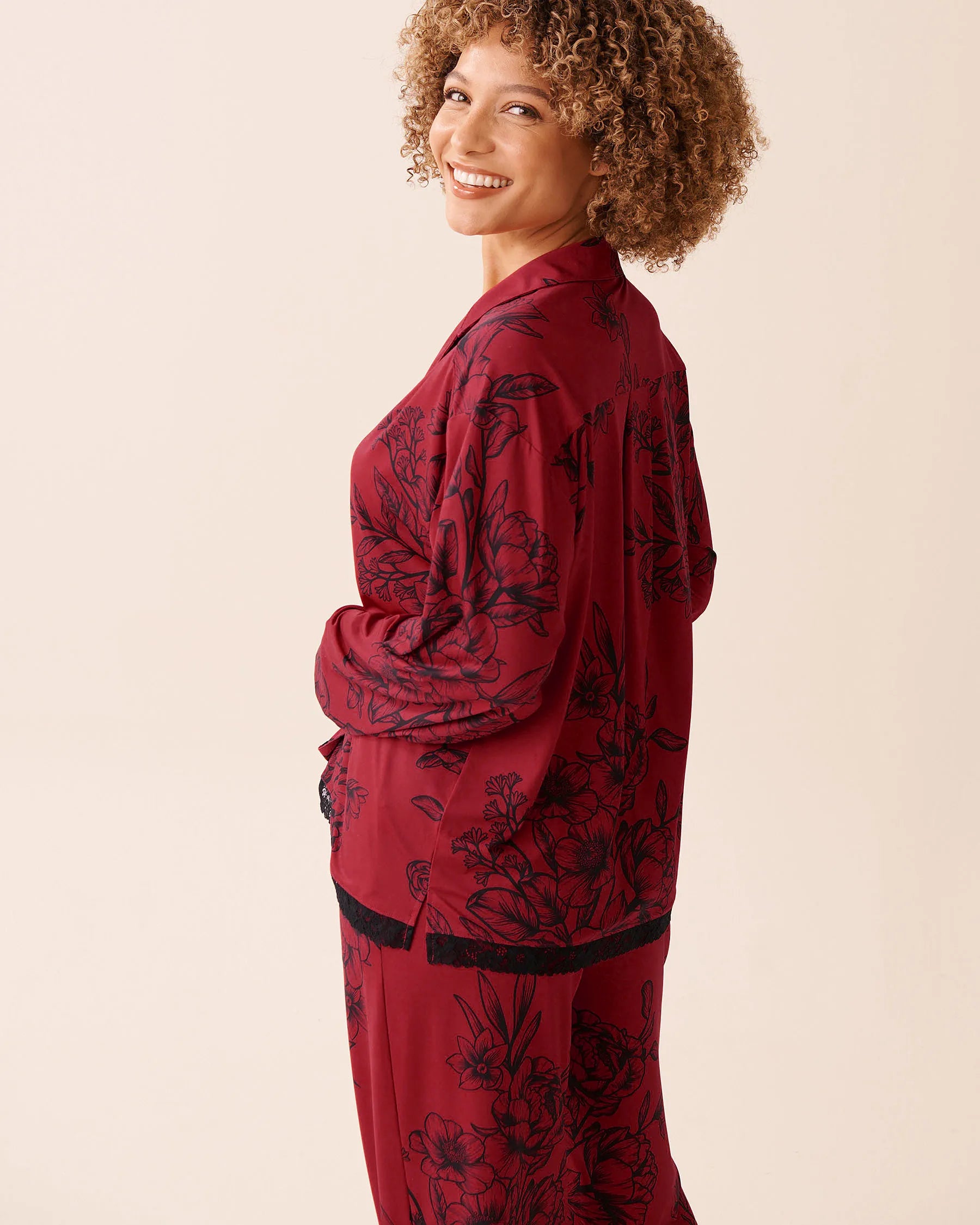 La Vie en Rose_Savvy Red Flowers_Crimson Bloom Recycled Fibers Lace Trim Button-Dow_60100166_P60419_02